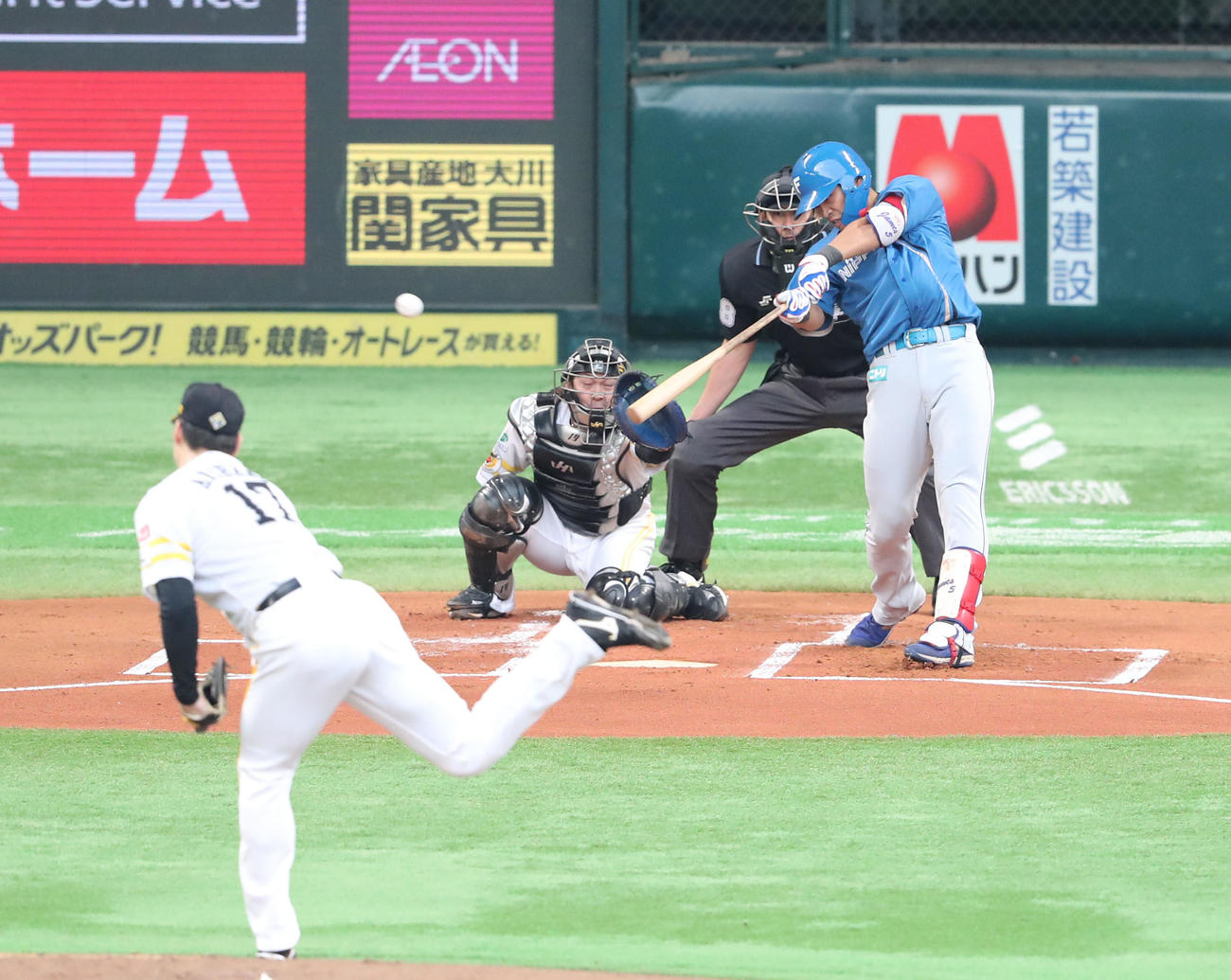 ソフトバンク対日本ハム　1回表日本ハム2死一、二塁、野村は右前に先制適時打を放つ（撮影・梅根麻紀）