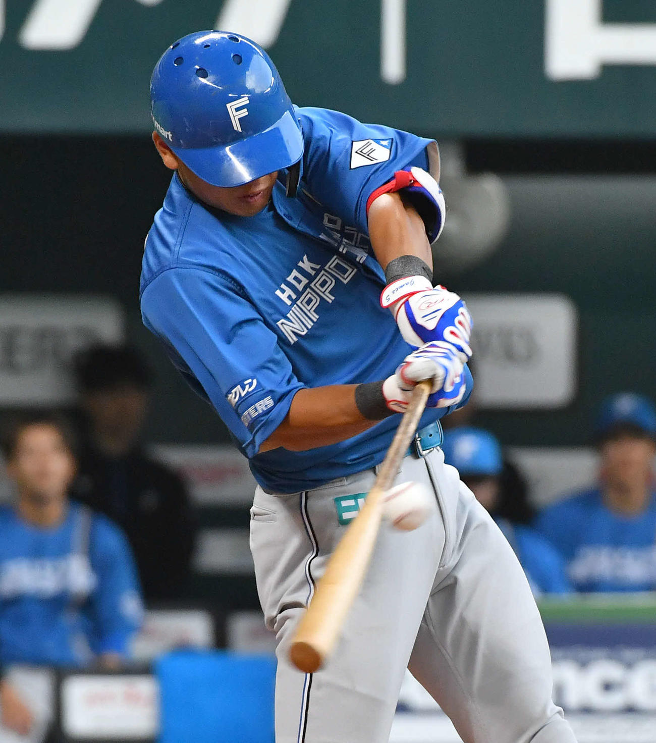 ソフトバンク対日本ハム　1回表日本ハム2死一、二塁、野村は先制の右前適時打を放つ（撮影・岩下翔太）