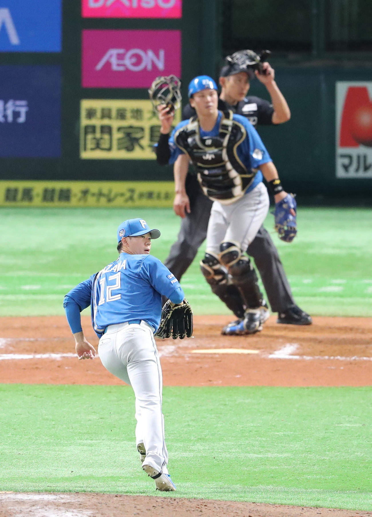 ソフトバンク対日本ハム　延長12回裏ソフトバンク無死満塁、周東が左犠飛を放ち、矢沢宏太はベースカバーに入るが三塁走者が生還しサヨナラとなる（撮影・梅根麻紀）