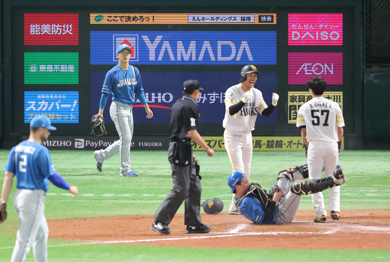 ソフトバンク対日本ハム　延長12回裏ソフトバンク無死満塁、周東が左犠飛を放ち、矢沢はベースカバーに入るが三塁走者が生還しサヨナラとなる（撮影・梅根麻紀）