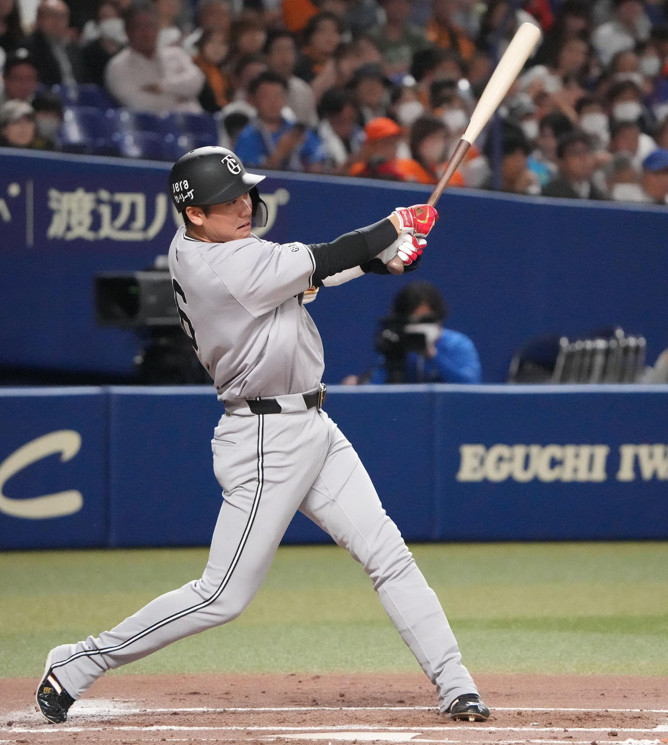 中日対巨人　2回表巨人1死、右前打を放つ坂本（撮影・森本幸一）