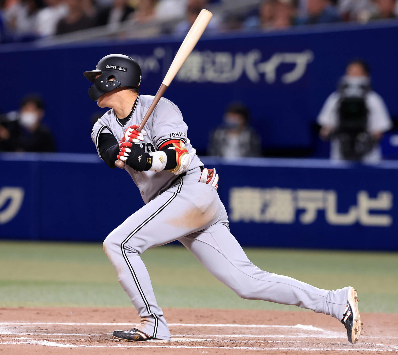 中日対巨人　7回表巨人無死一塁、坂本は右前打を放つ（撮影・浅見桂子）