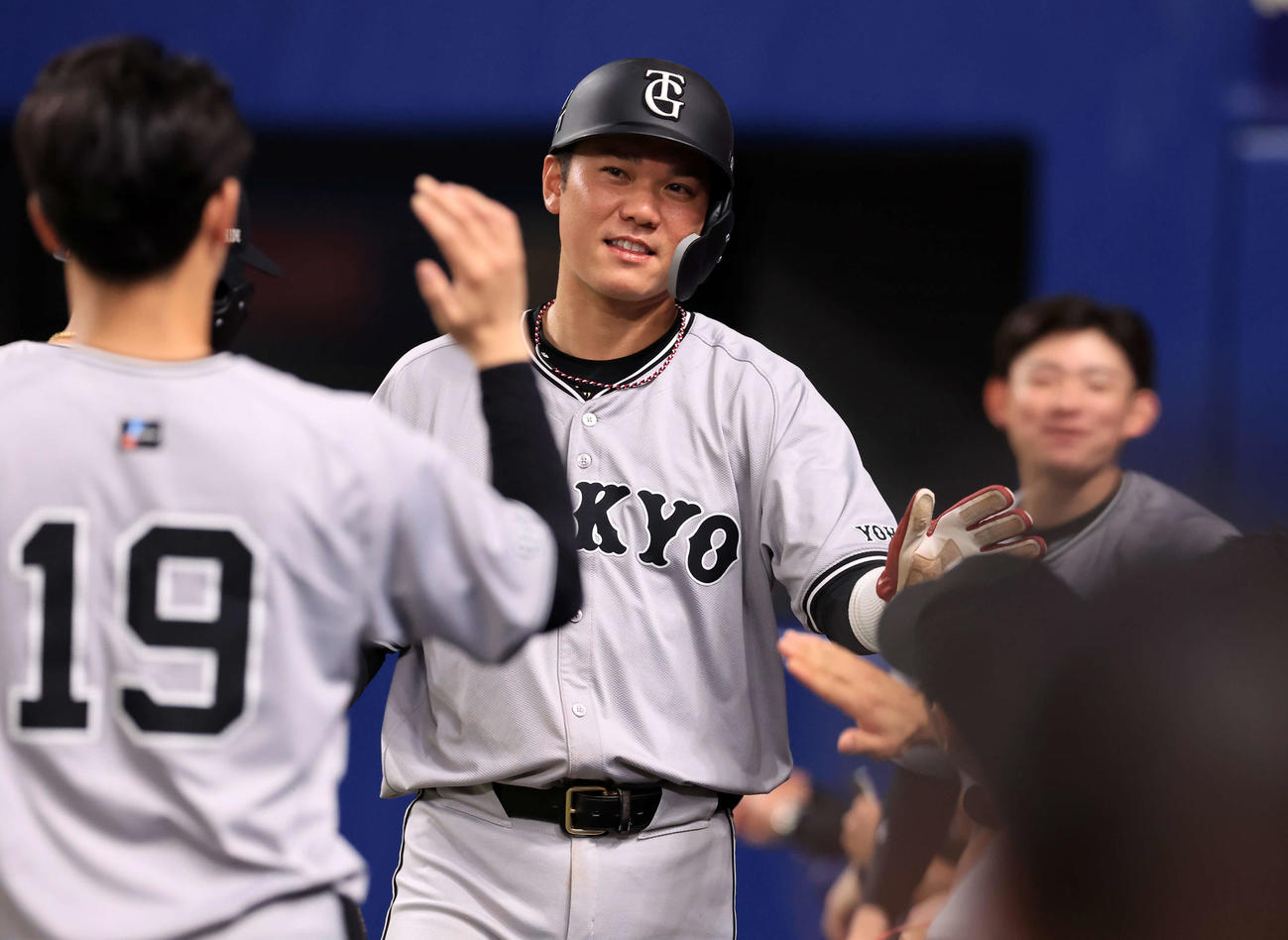 中日対巨人　7回表巨人2死満塁、丸の押し出し四球で生還した坂本は笑顔でナインとハイタッチ（撮影・浅見桂子）