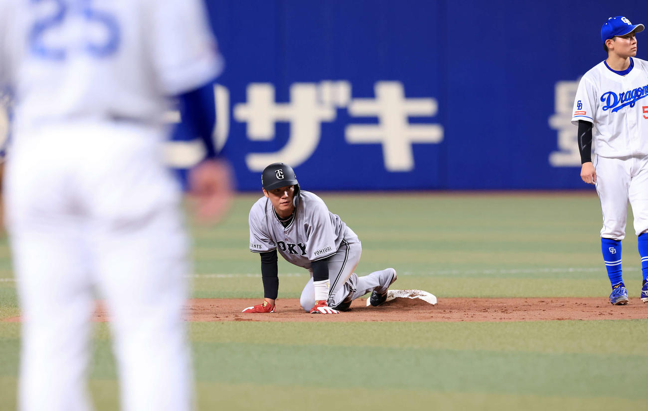 中日対巨人　5回表巨人無死二塁、萩尾が投手ゴロに倒れ、二塁走者坂本（中央）は進塁出来ずひざまづく（撮影・浅見桂子）