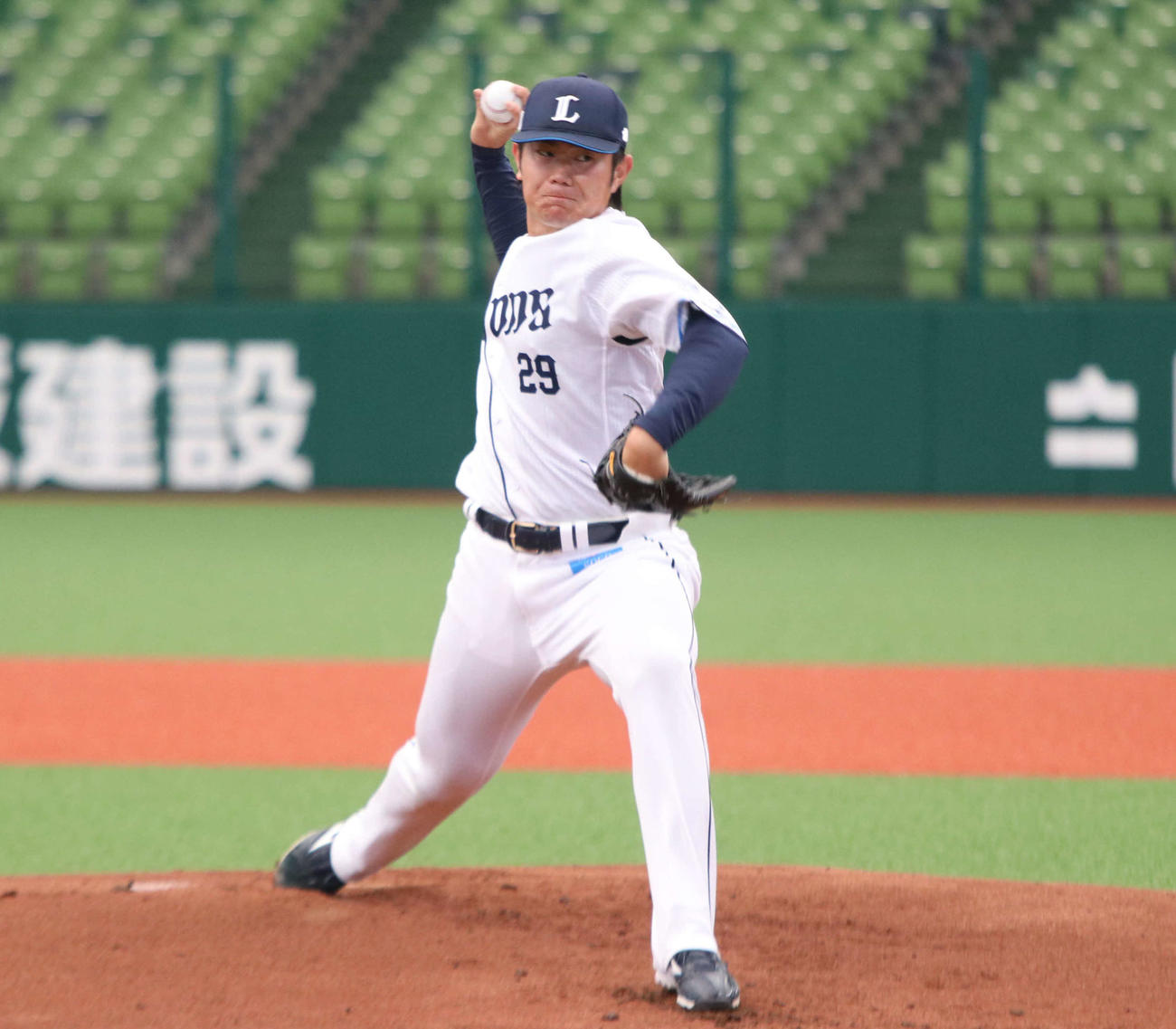 マウンドで投げる西武青山（撮影・山崎純一）