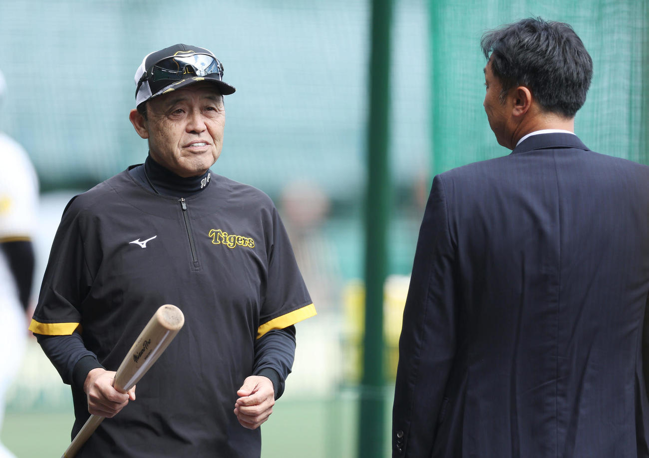 阪神対広島　試合前練習で日刊スポーツ評論家の宮本氏（右）と言葉を交わす岡田監督（撮影・前田充）