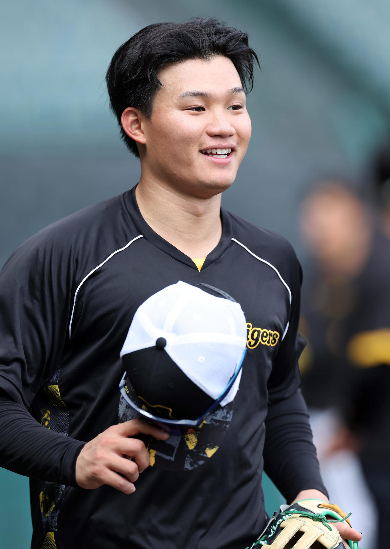 阪神対広島　試合前練習で笑顔を見せる阪神森下（撮影・前田充）
