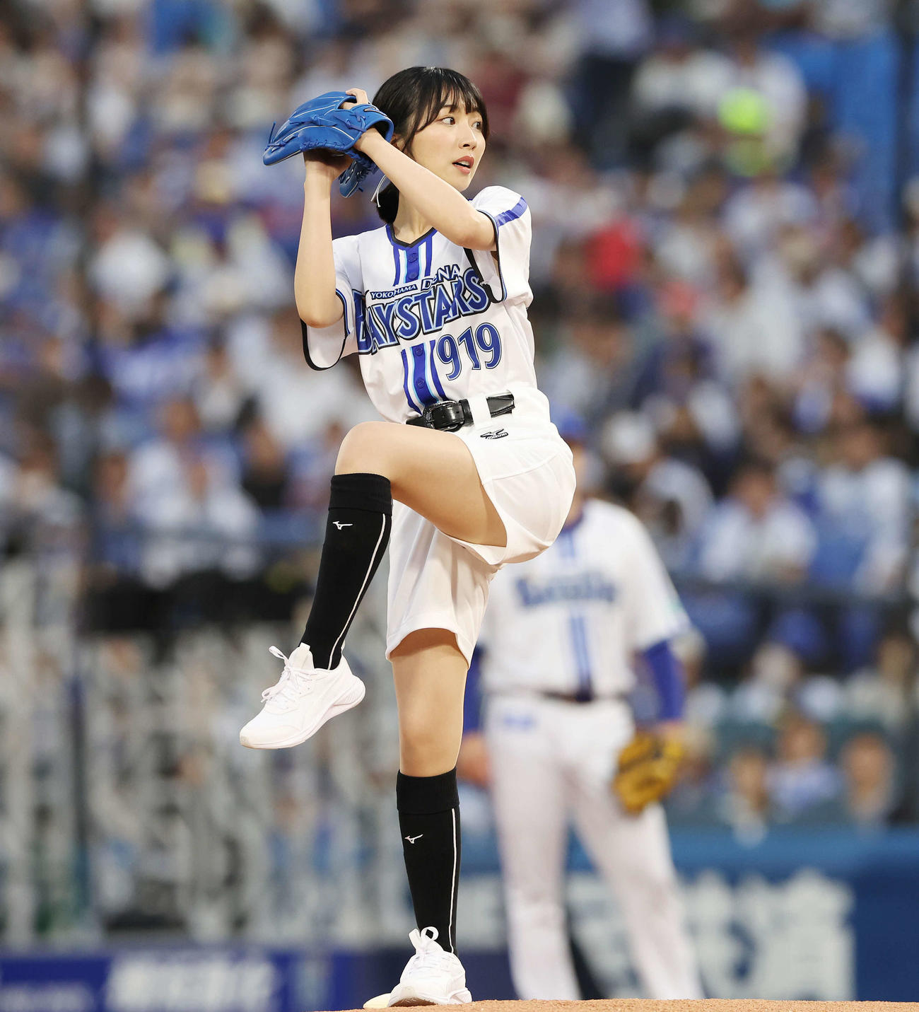 DeNA対ヤクルト　始球式を投げるつじかりん（撮影・宮地輝）