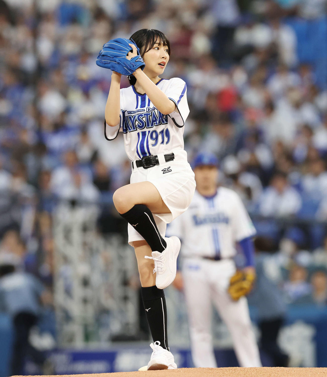 DeNA対ヤクルト　始球式を投げるつじかりん（撮影・宮地輝）
