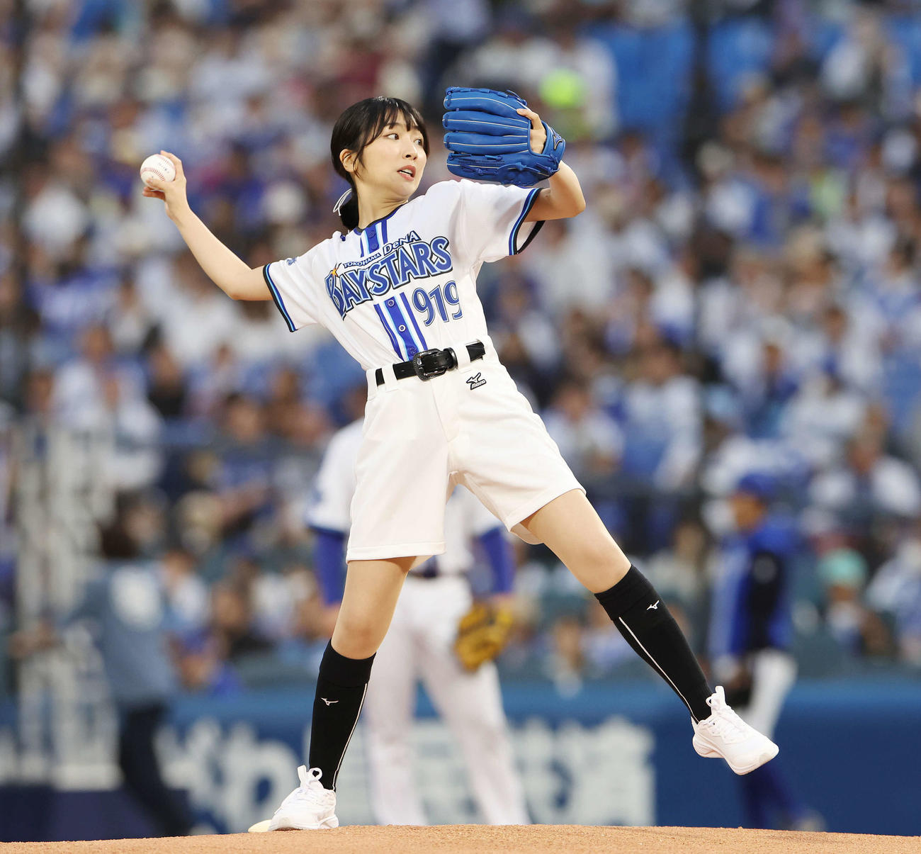DeNA対ヤクルト　始球式を投げるつじかりん（撮影・宮地輝）
