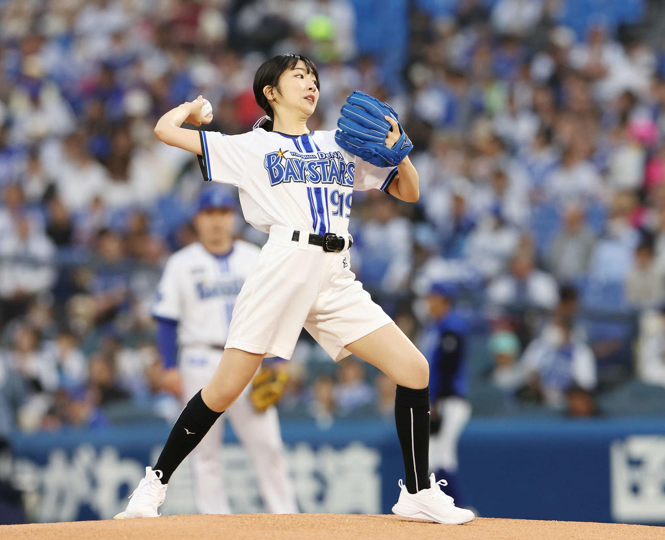DeNA対ヤクルト　始球式を投げるつじかりん（撮影・宮地輝）