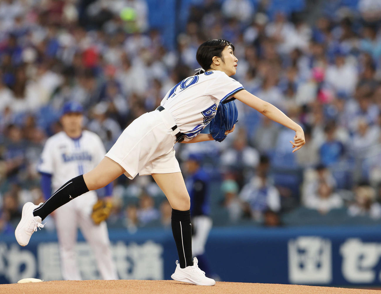 DeNA対ヤクルト　始球式を投げるつじかりん（撮影・宮地輝）