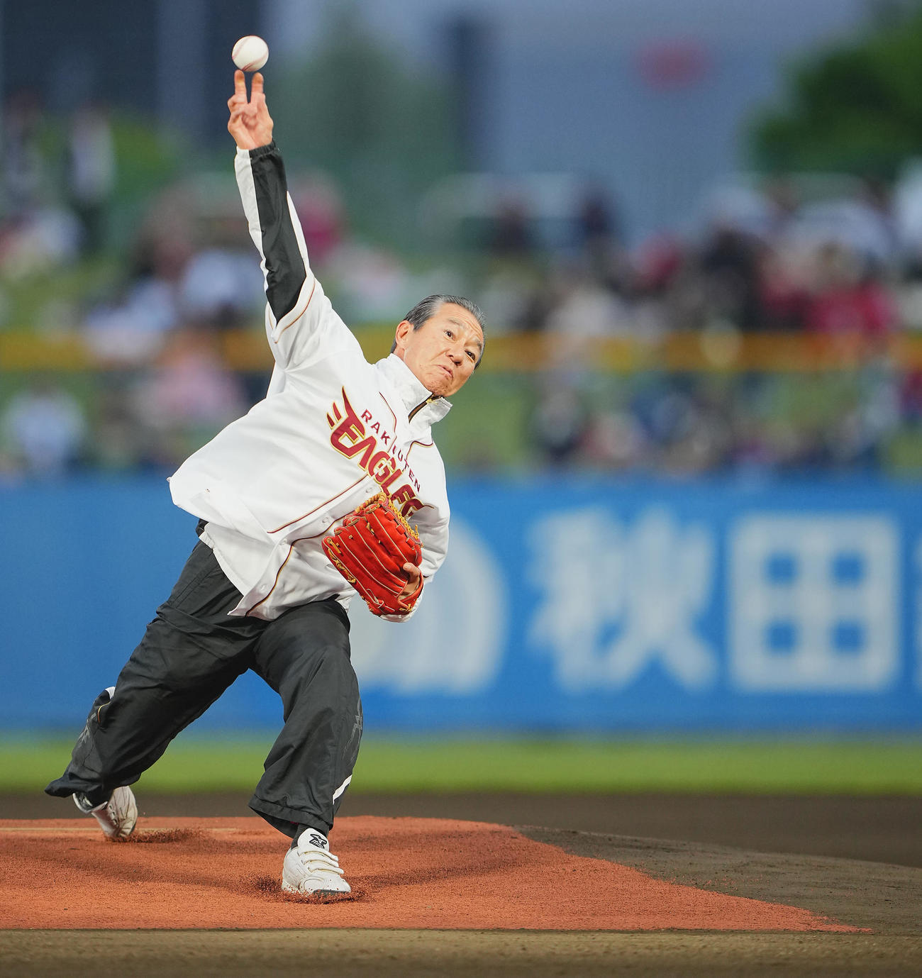 楽天対オリックス　試合前、セレモニアルピッチを行う柳葉敏郎（撮影・垰建太）