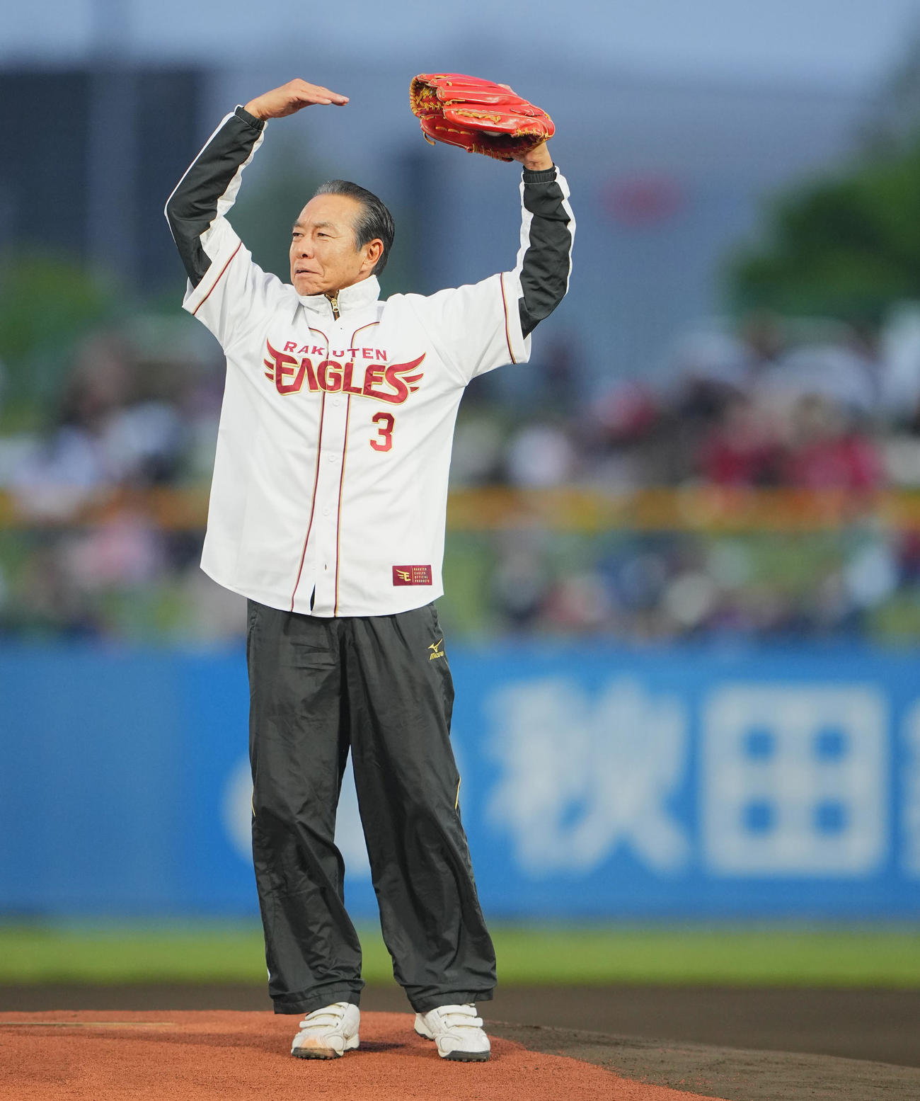 楽天対オリックス　試合前、セレモニアルピッチを行う柳葉敏郎（撮影・垰建太）