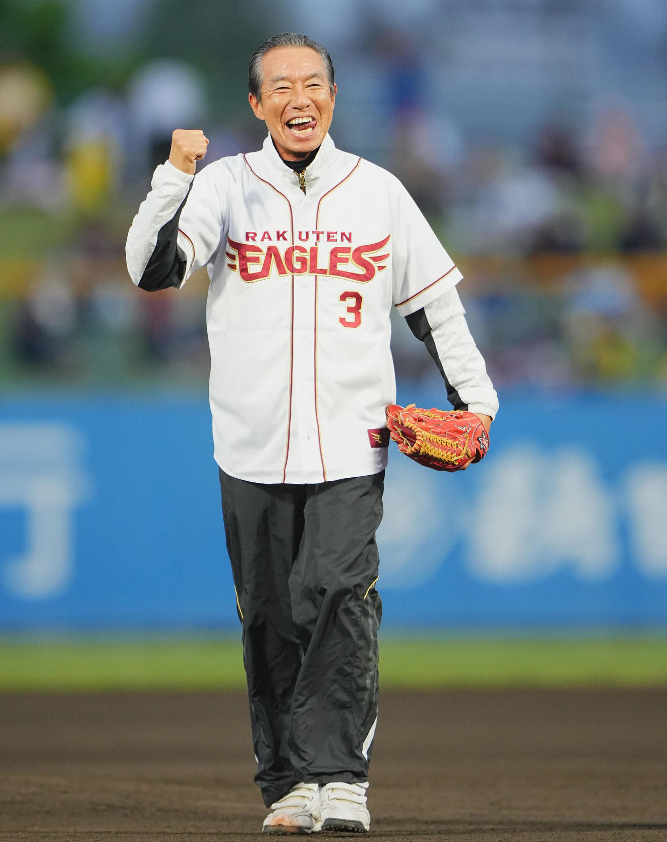 楽天対オリックス　試合前、セレモニアルピッチを行う柳葉敏郎（撮影・垰建太）