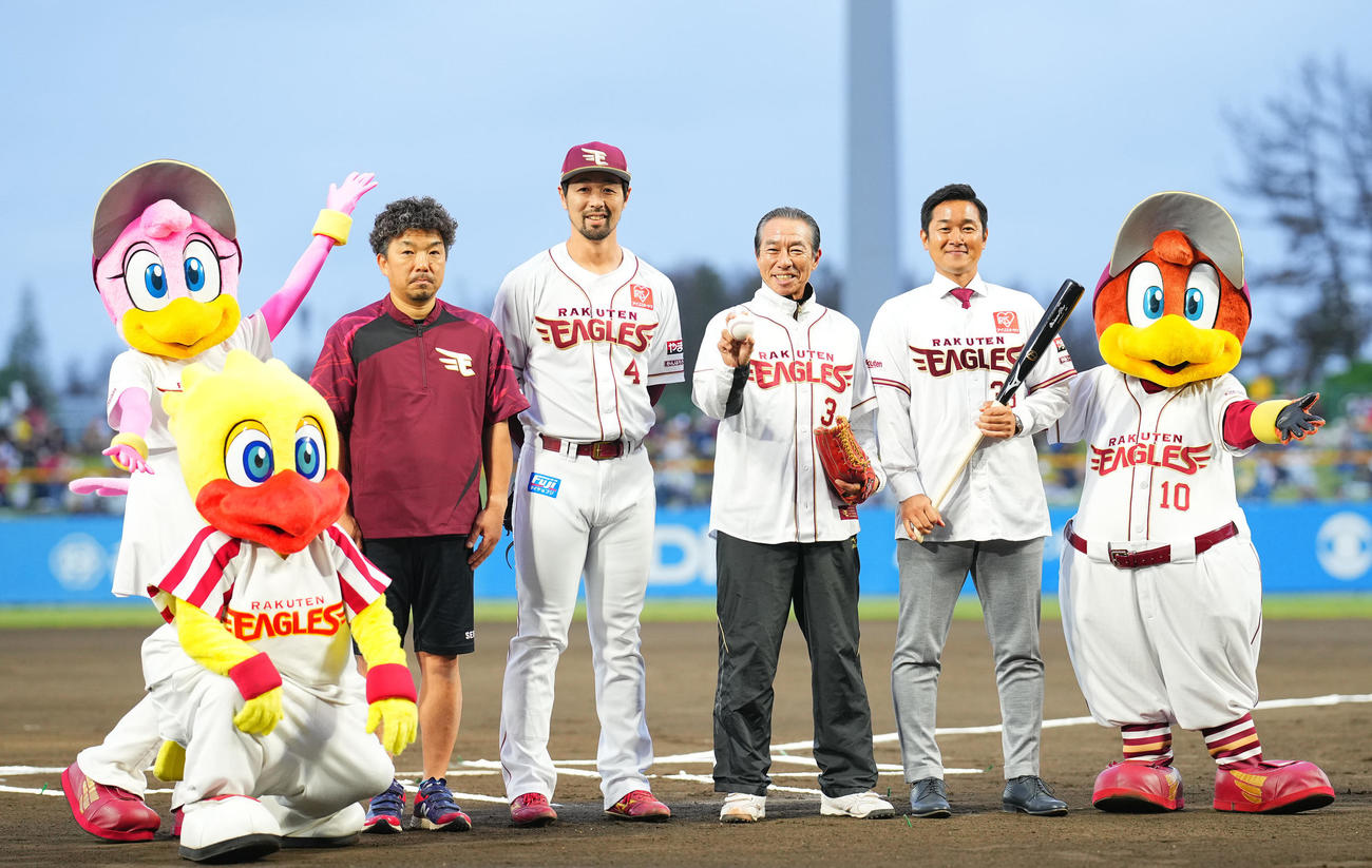 楽天対オリックス　試合前、セレモニアルピッチを行い写真に納まる柳葉敏郎（中央）、楽天阿部（左）、銀次アンバサダー（撮影・垰建太）
