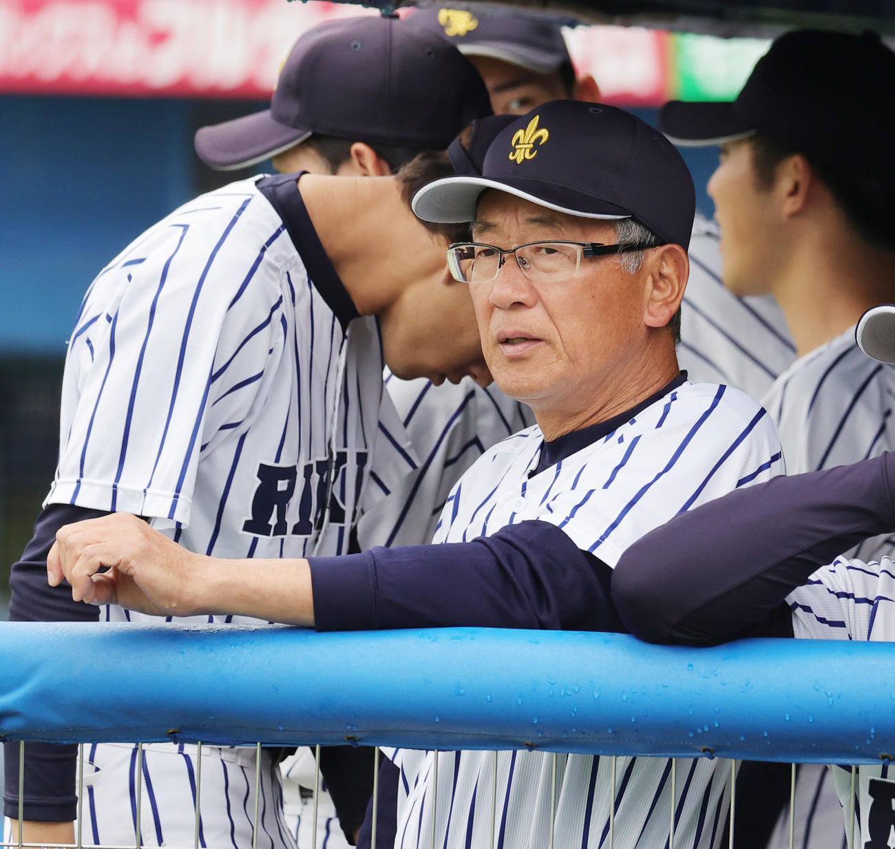 立大対慶大　試合を見つめる立大・木村監督（撮影・野上伸悟）