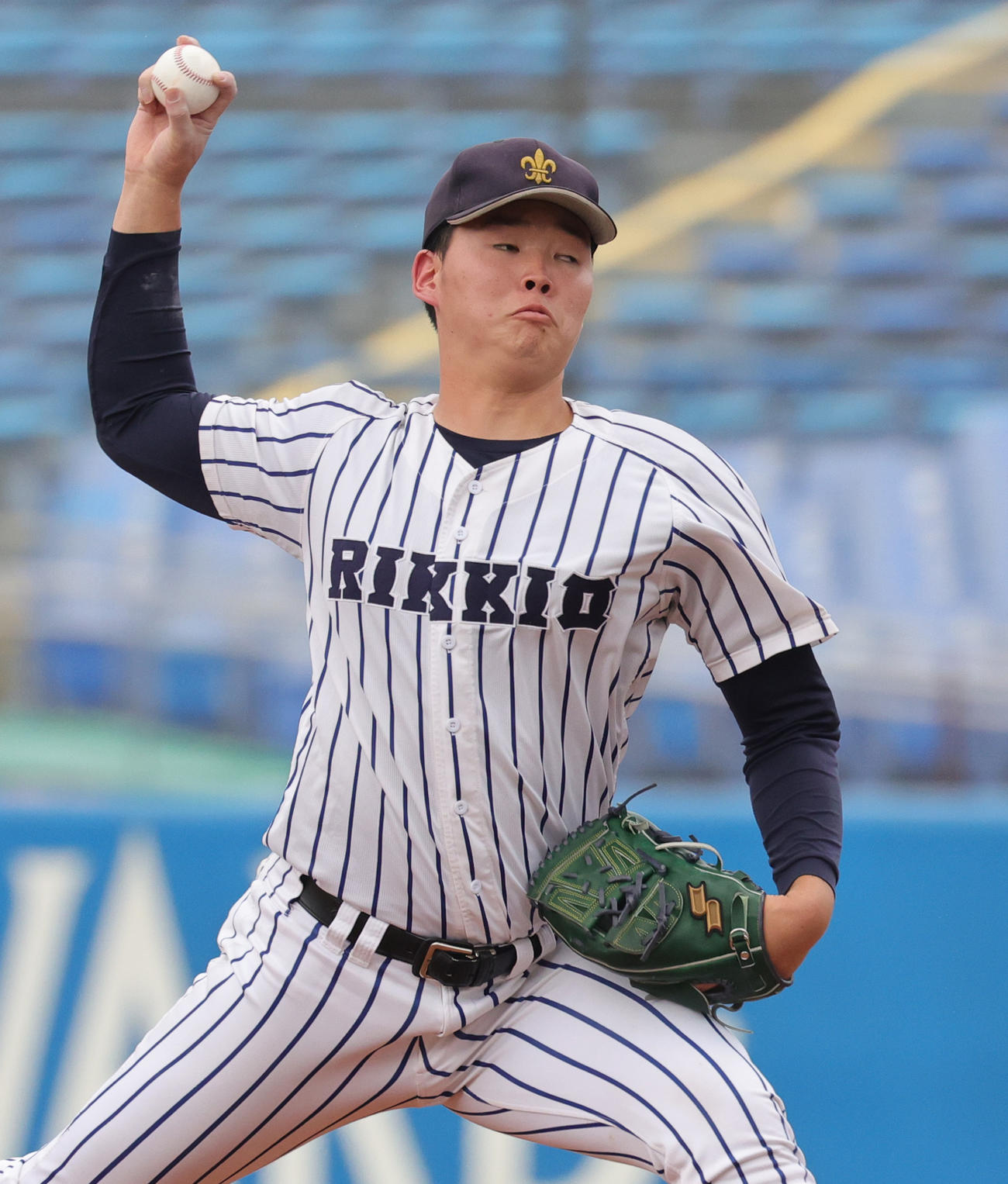 立大対慶大　力投する立大・小畠（撮影・野上伸悟）