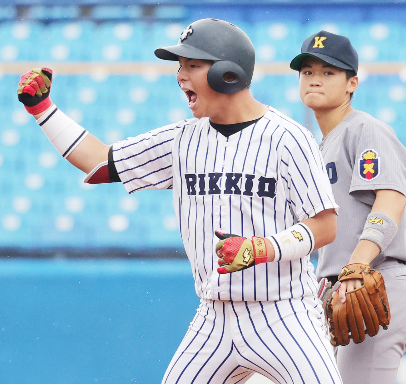 立大対慶大　5回表立大2死二塁、左中間適時二塁打を放ち喜ぶ丸山（撮影・野上伸悟）