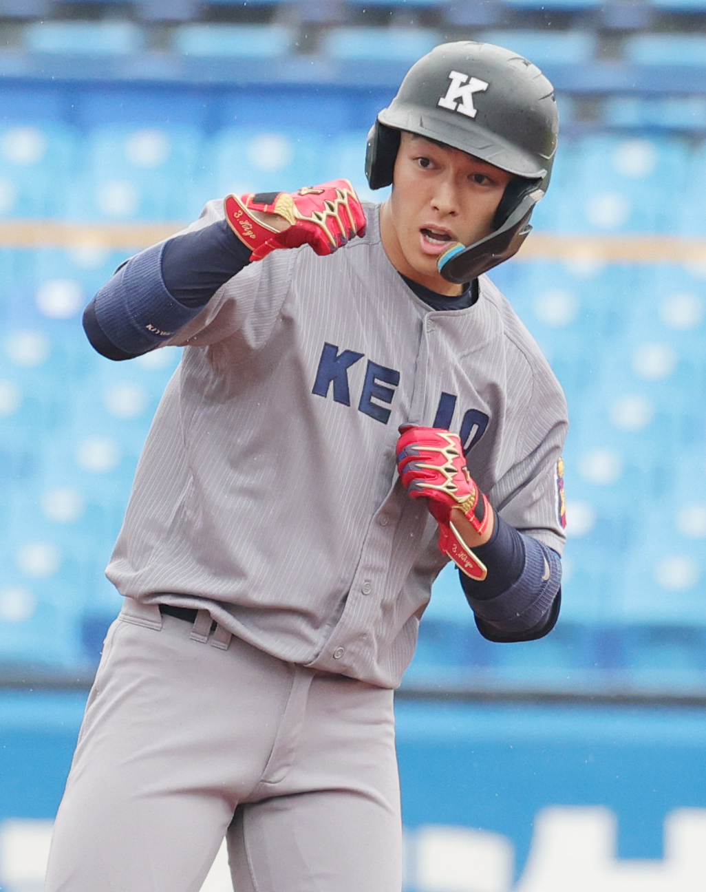 3回裏慶大1死満塁、左中間2点適時二塁打を放ち喜ぶ清原（撮影・野上伸悟）