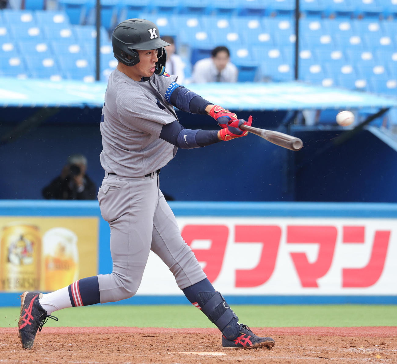 3回裏慶大1死満塁、左中間2点適時二塁打を放つ清原（撮影・野上伸悟）