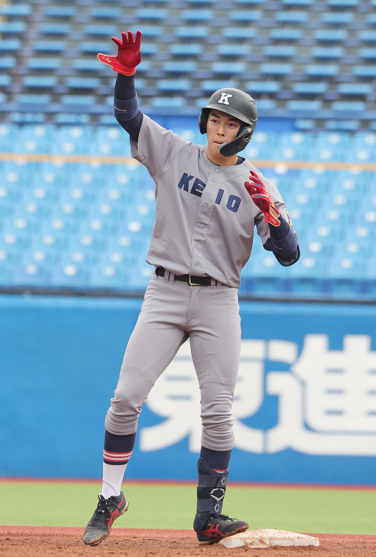 3回裏慶大1死満塁、左中間2点適時二塁打を放ち喜ぶ清原（撮影・野上伸悟）