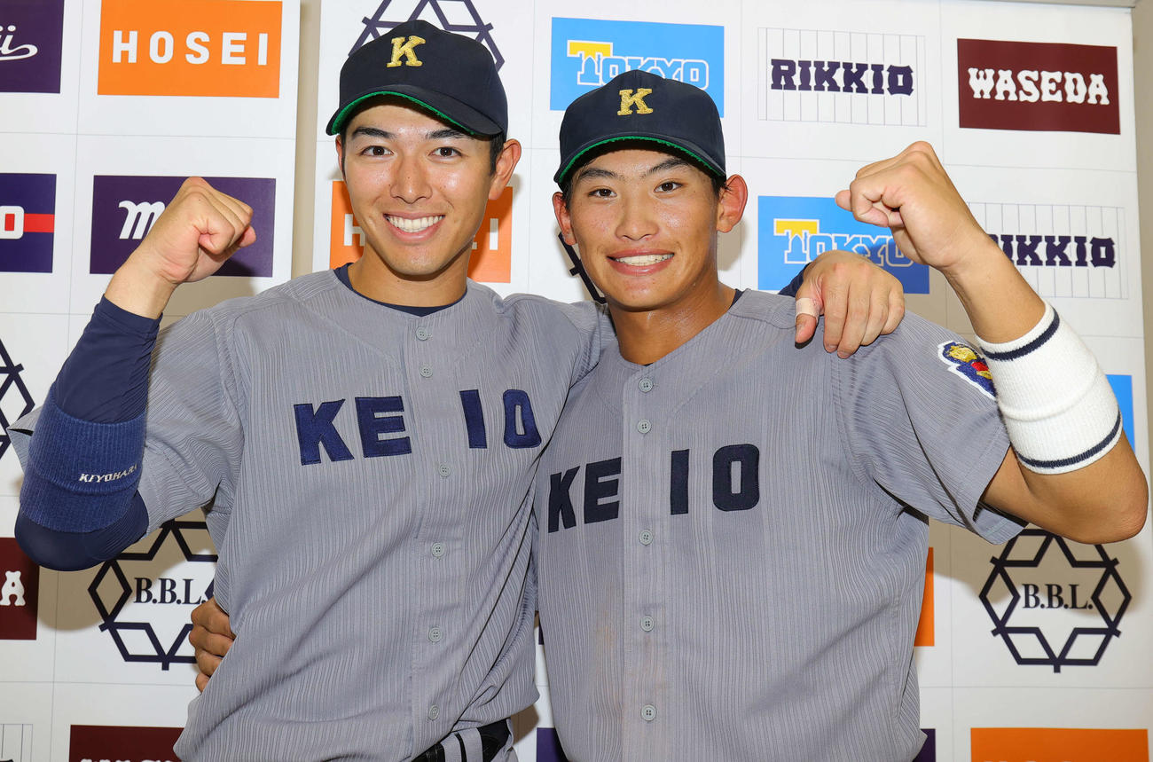 立大対慶大　勝利を喜びあう慶大・清原（左）と常松（撮影・野上伸悟）