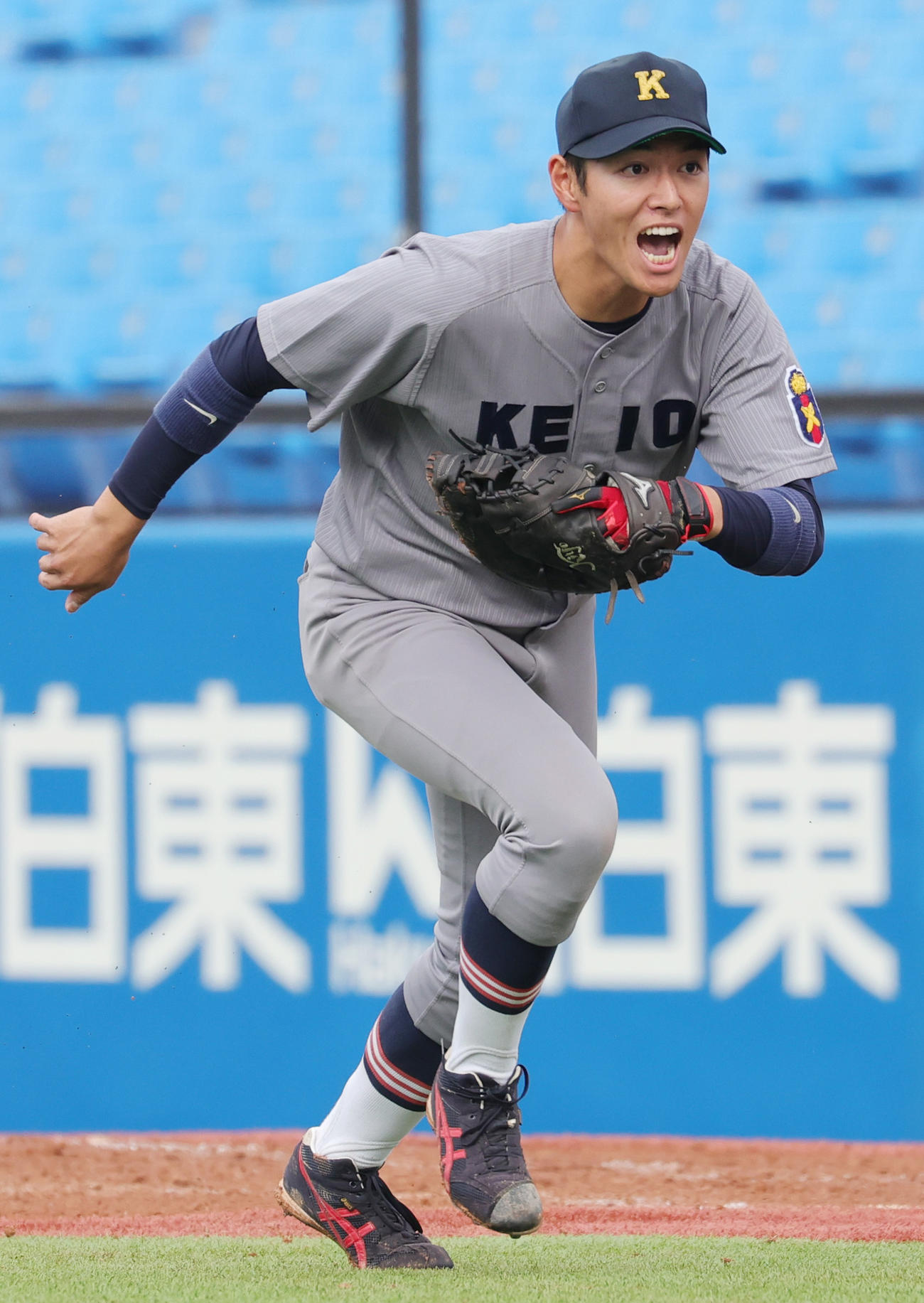 立大対慶大　8回表立大1死一、二塁、バントに備えてダッシュする清原（撮影・野上伸悟）