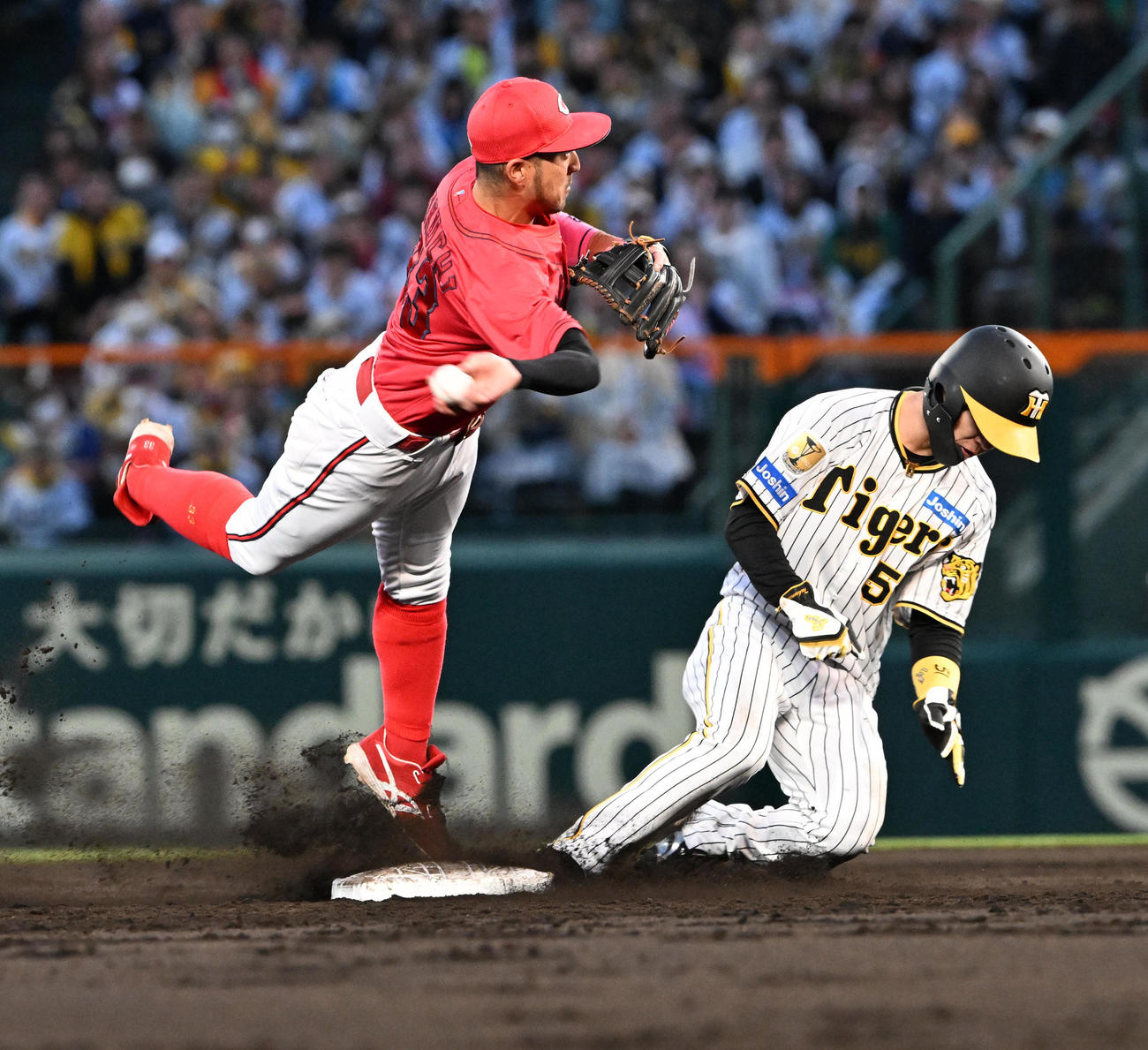 阪神対広島　3回裏阪神無死一塁、ノイジーの三ゴロで送球を受けた菊池は一塁へジャンピングスローを見せ併殺を完成させる。走者中野（撮影・前岡正明）