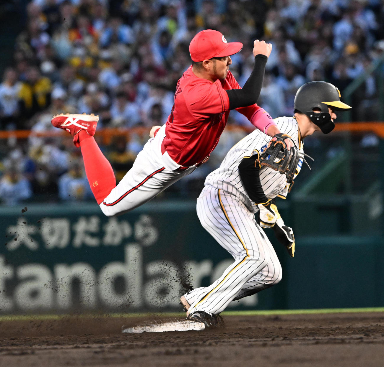 阪神対広島　3回裏阪神無死一塁、ノイジーの三ゴロで送球を受けた菊池は一塁へジャンピングスローを見せ併殺を完成させる。走者中野（撮影・前岡正明）