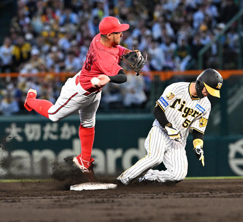 広島】名手・菊池涼介が忍者プレーで阪神の流れ阻む 倒れ込みながら