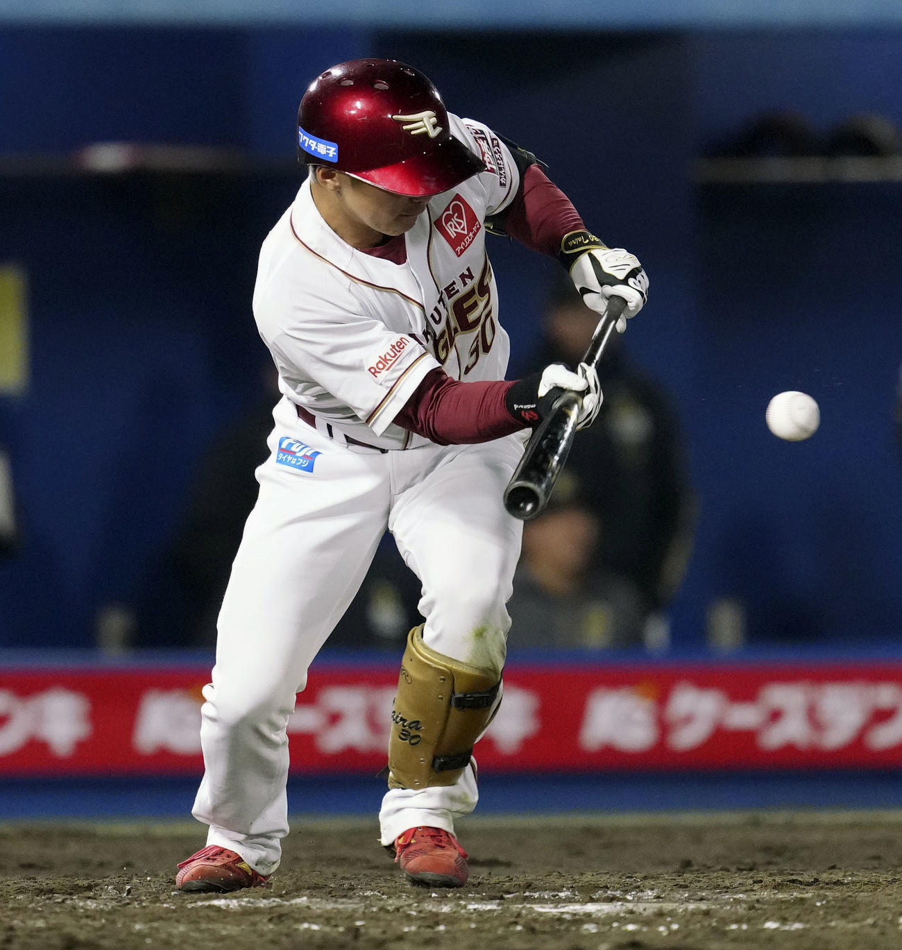 4回楽天無死、平良が三塁にプロ初安打となるセーフティーバントを決める（共同）