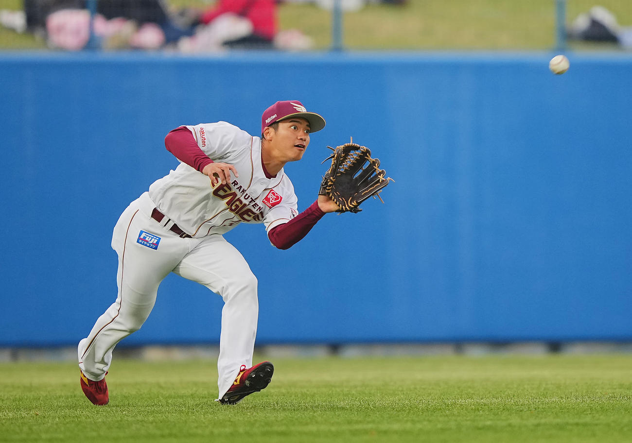 楽天対オリックス　試合前、シートノックを受ける楽天平良（撮影・垰建太）
