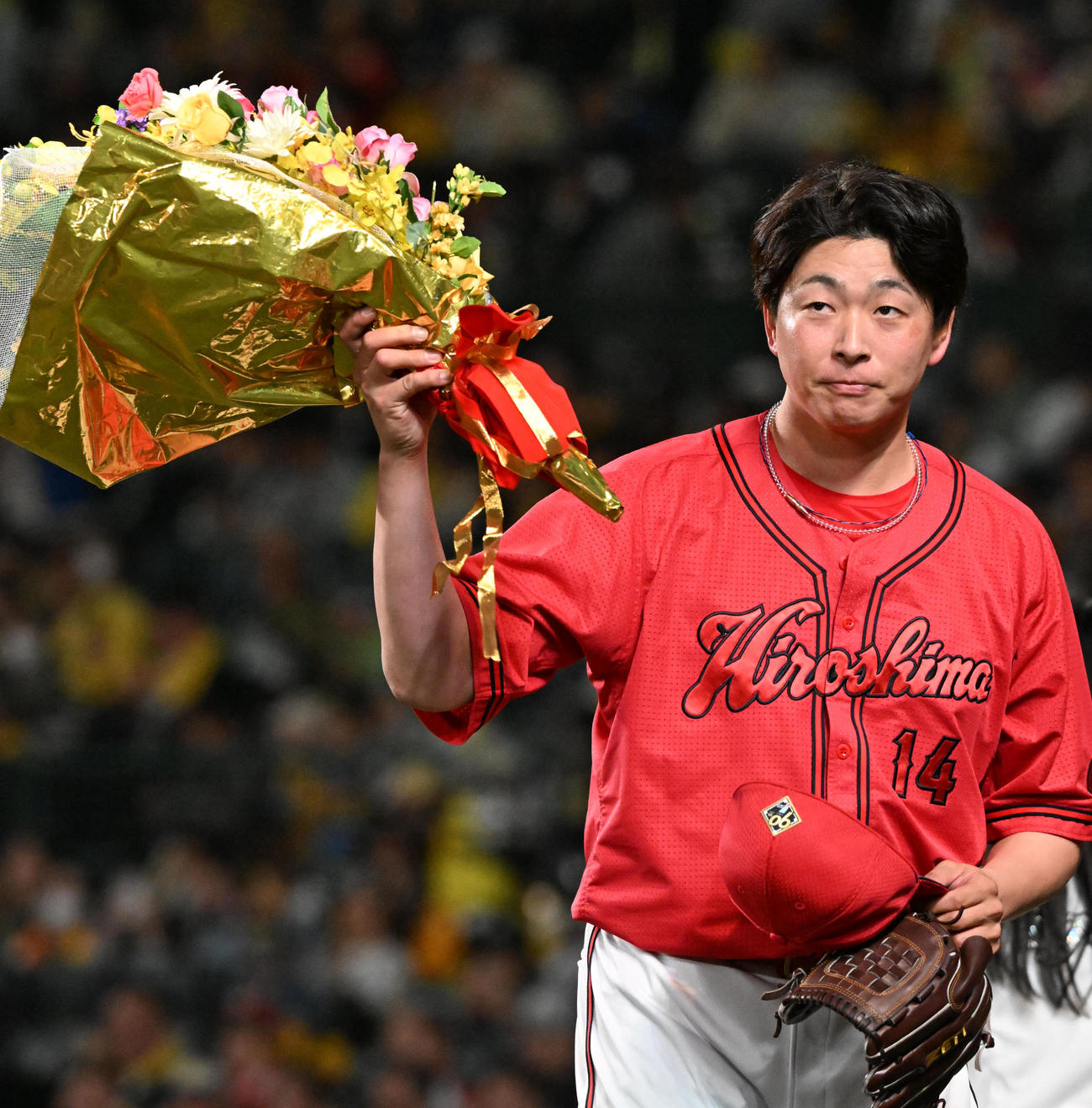 阪神対広島　6回、佐藤輝から通算1000奪三振を達成、記念の花束を受け取った大瀬良（撮影・前岡正明）