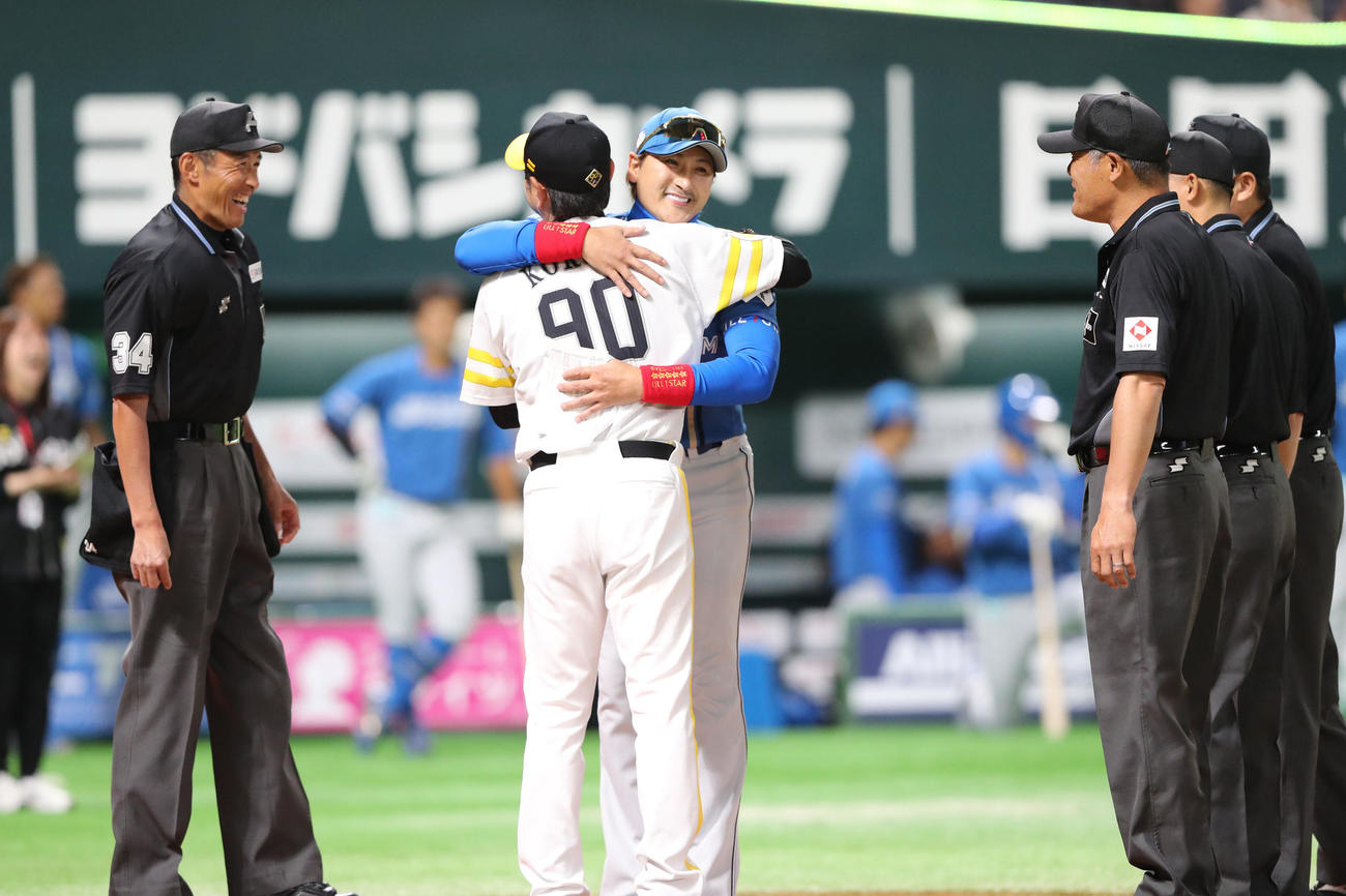 ソフトバンク対日本ハム　試合前、メンバー表を交換しハグする新庄監督と小久保監督（撮影・梅根麻紀）