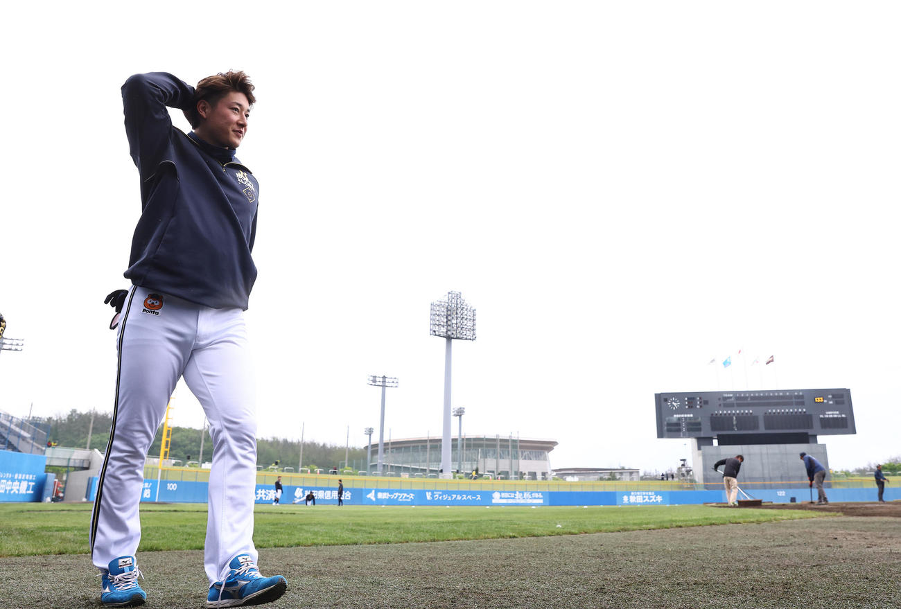 楽天対オリックス　試合前、こまちスタジアムにグランドに入るオリックス吉田（撮影・垰建太）