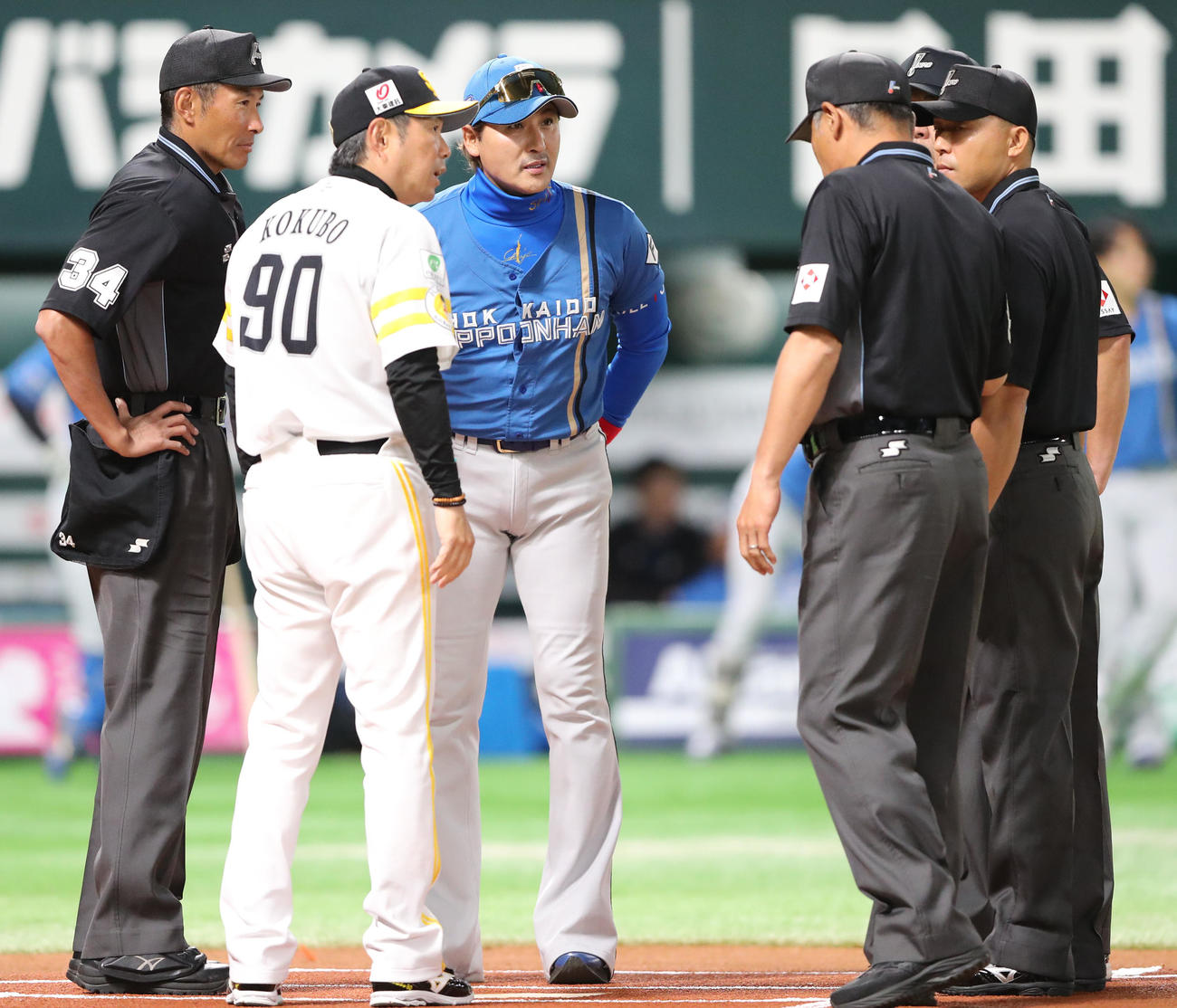 ソフトバンク対日本ハム　試合前、メンバー表を交換し審判の話を聞く小久保監督と新庄監督（撮影・梅根麻紀）