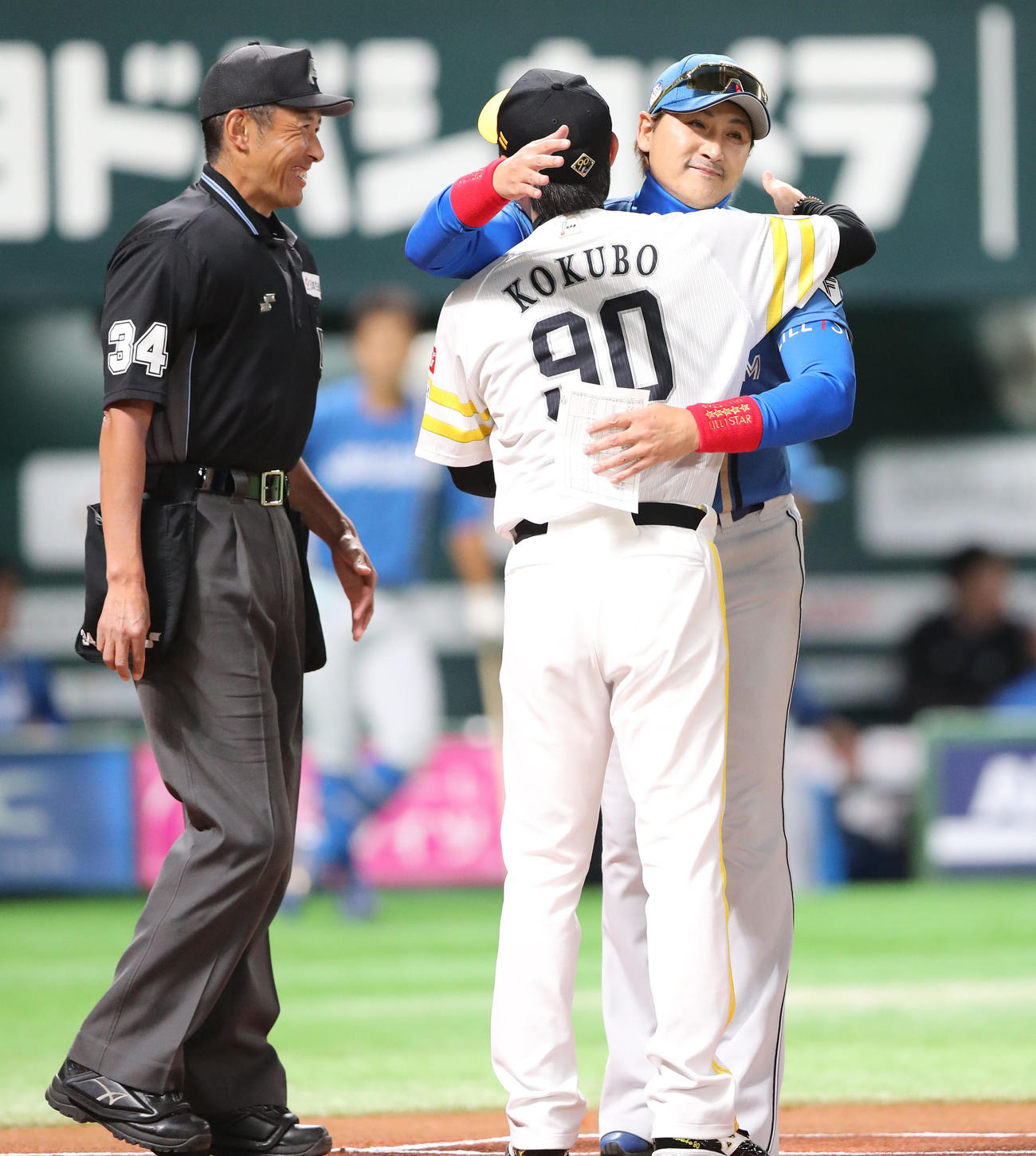 ソフトバンク対日本ハム　試合前、メンバー表を交換しハグする新庄監督と小久保監督（撮影・梅根麻紀）