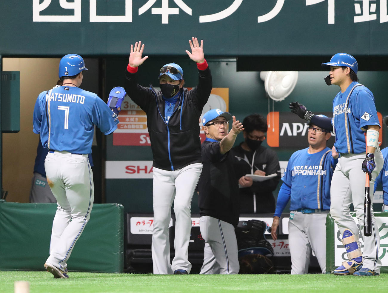 ソフトバンク対日本ハム　1回表日本ハム1死二塁、郡司の左越え先制適時二塁打で生還した松本を出迎える新庄監督（撮影・梅根麻紀）