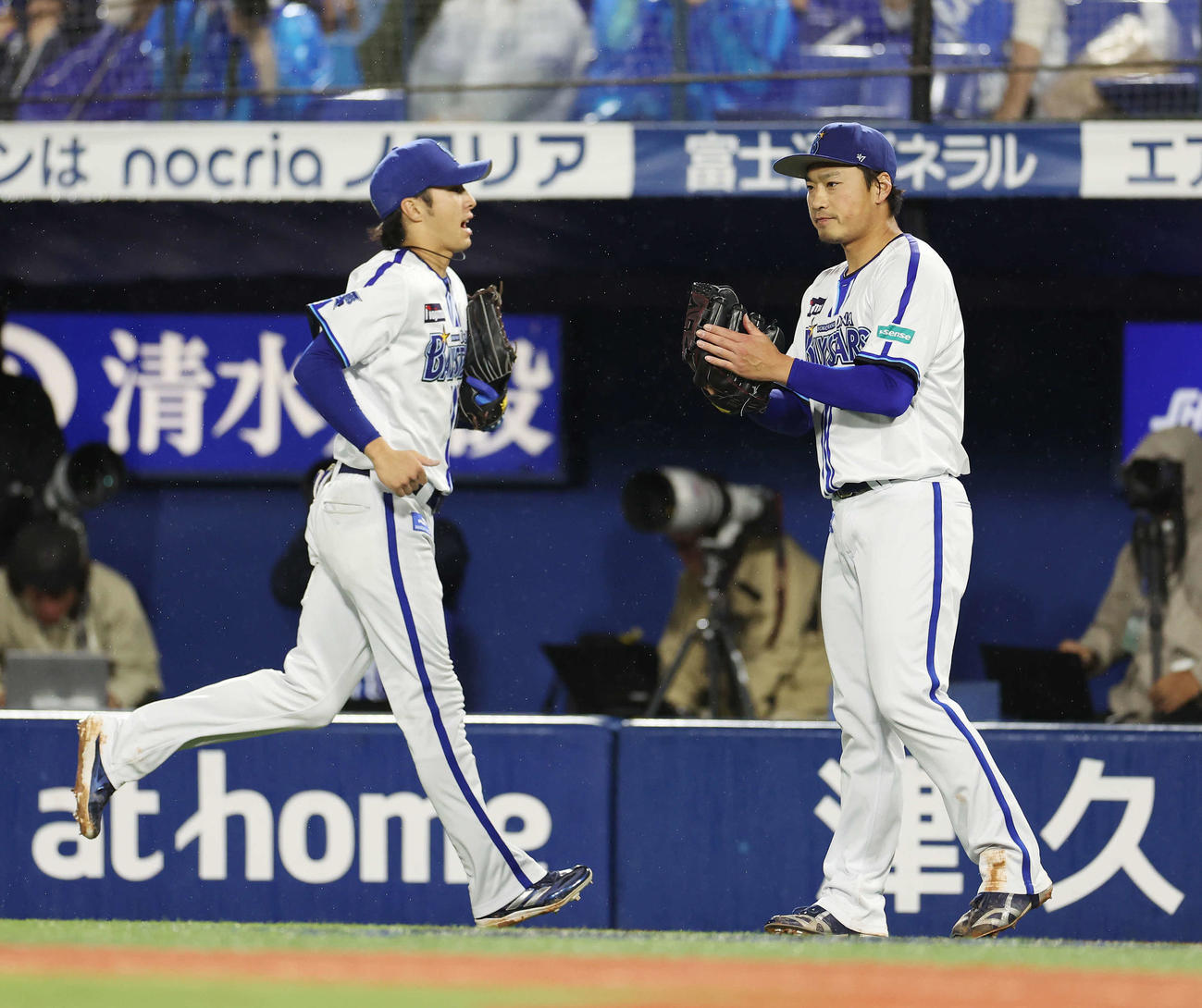 DeNA対ヤクルト　4回表を三者凡退に抑え、チームメートを迎えるDeNA石田健（右）（撮影・宮地輝）