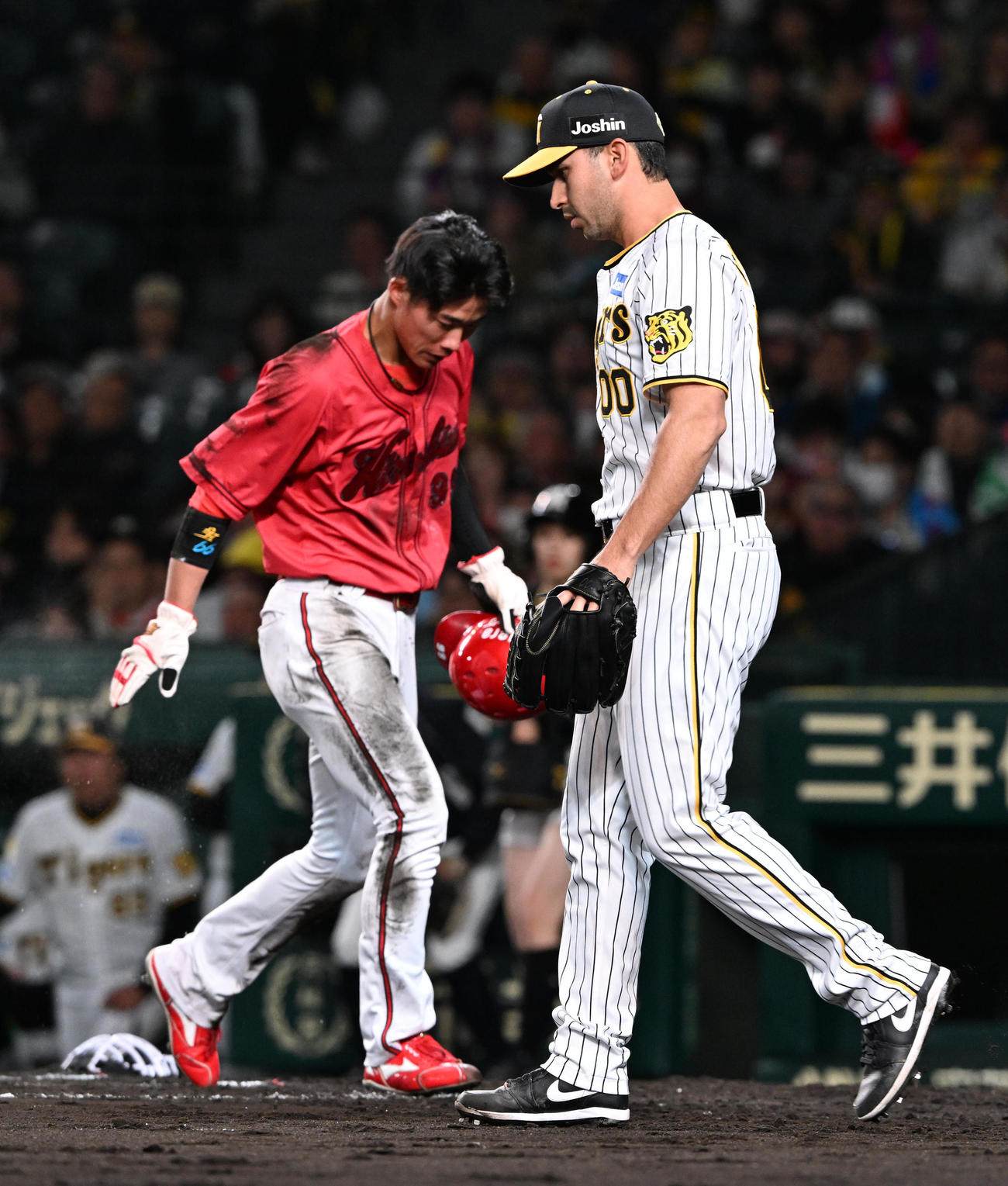 阪神対広島　8回表広島2死二塁、小園に右前適時打を浴びたゲラ。左は生還した二俣（撮影・前岡正明）
