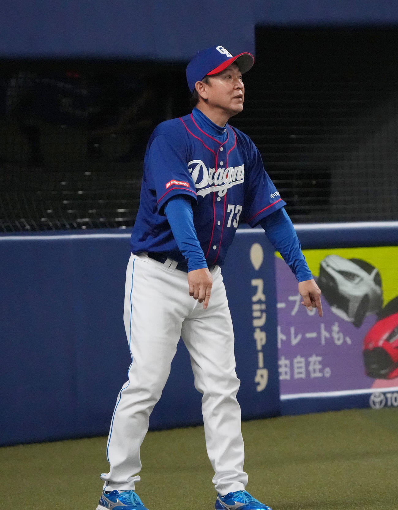 中日対巨人　7回裏中日1死一塁、一塁アウトの判定にリクエストする立浪監督（撮影・森本幸一）