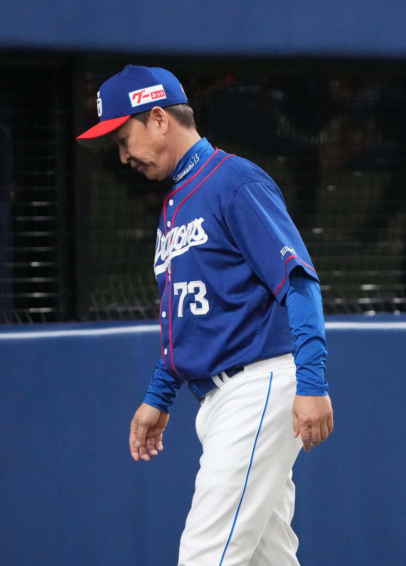 中日対巨人　7回裏中日1死一塁、一塁アウトの判定にリクエストしベンチへ戻る立浪監督（撮影・森本幸一）
