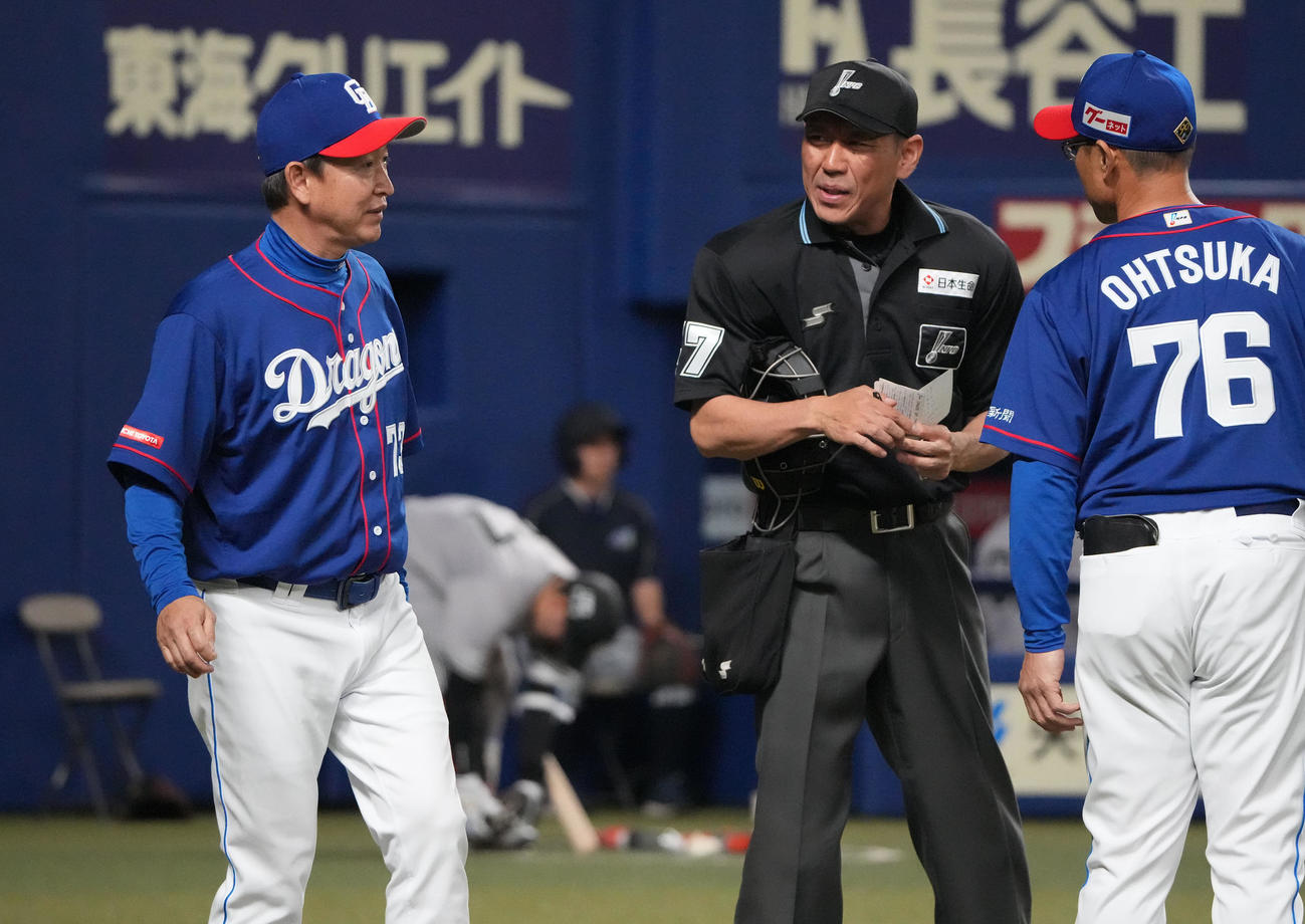 中日対巨人　8回表巨人2死三塁、投手交代を告げる立浪監督（左）（撮影・森本幸一）