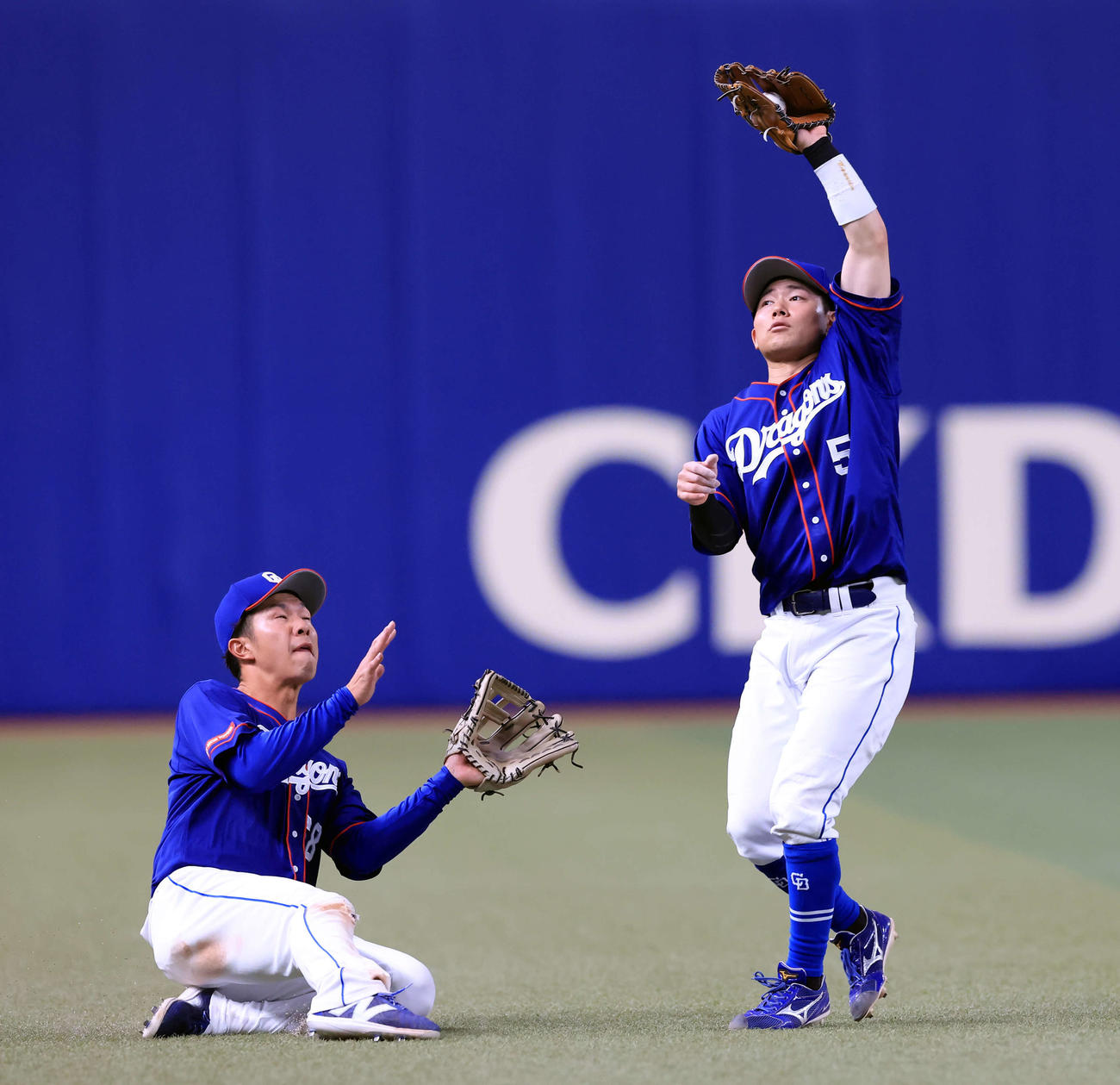 中日対巨人　7回表巨人1死、門脇の打球を捕球する村松（右）。左は福永（撮影・浅見桂子）