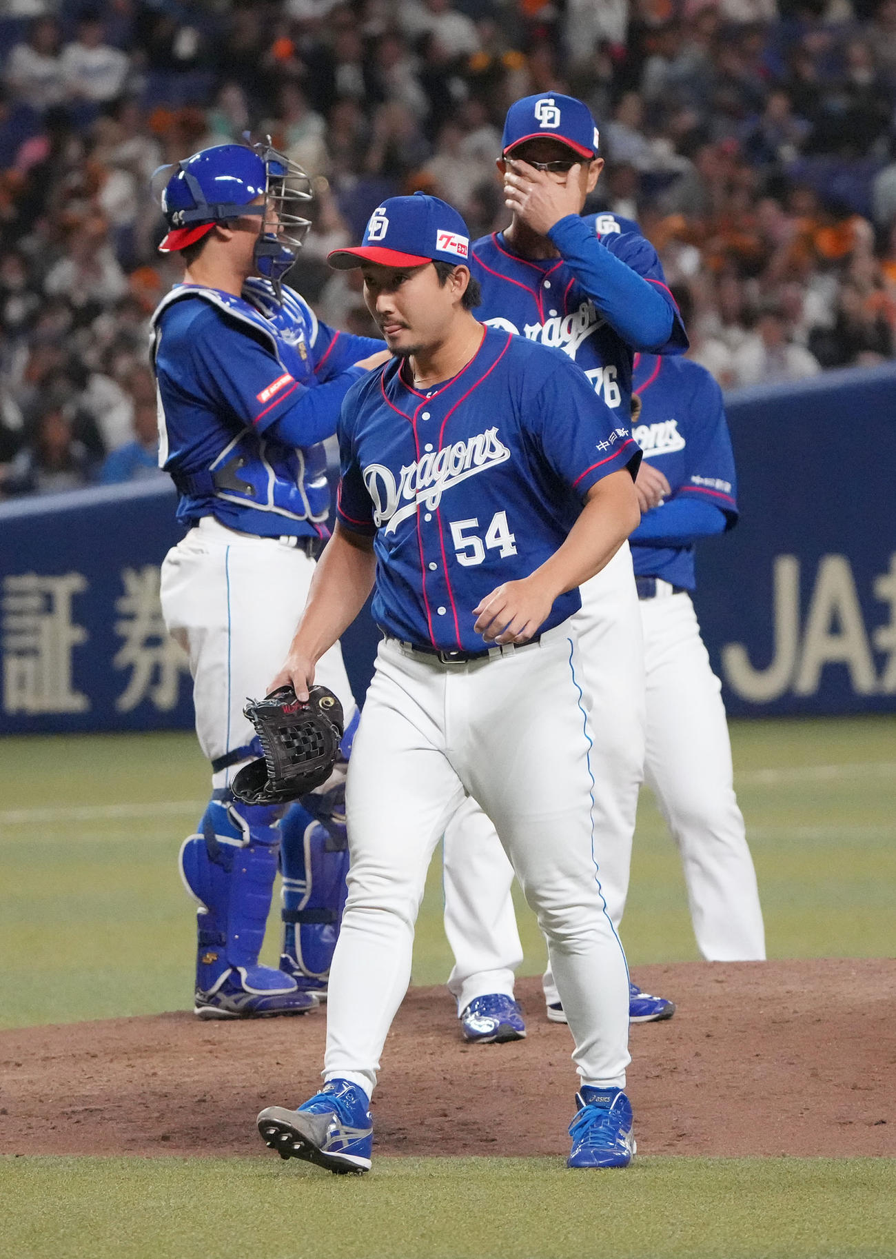 中日対巨人　8回表巨人2死三塁、マウンドを降りる藤嶋（手前）（撮影・森本幸一）
