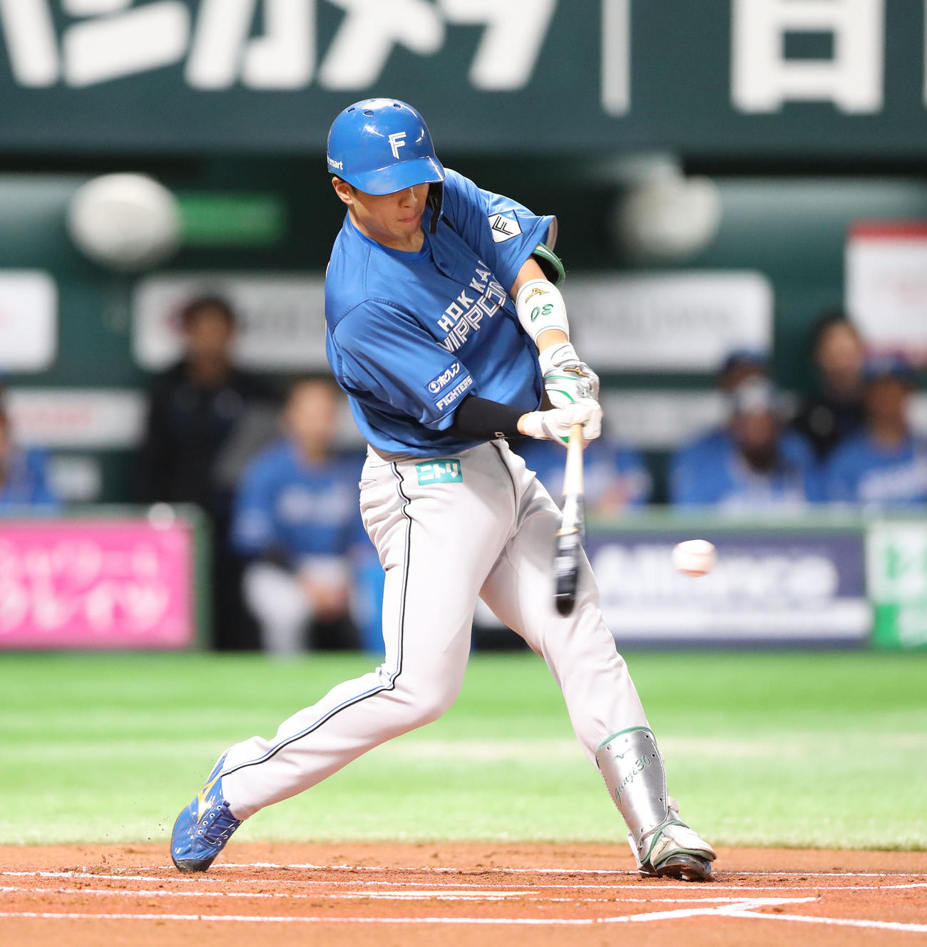 ソフトバンク対日本ハム　1回表日本ハム1死二塁、郡司は左越えに先制適時二塁打を放つ（撮影・梅根麻紀）