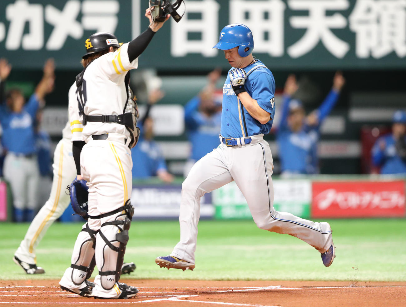 ソフトバンク対日本ハム　1回表日本ハム1死二塁、郡司の左越え先制適時二塁打で生還する松本（撮影・梅根麻紀）