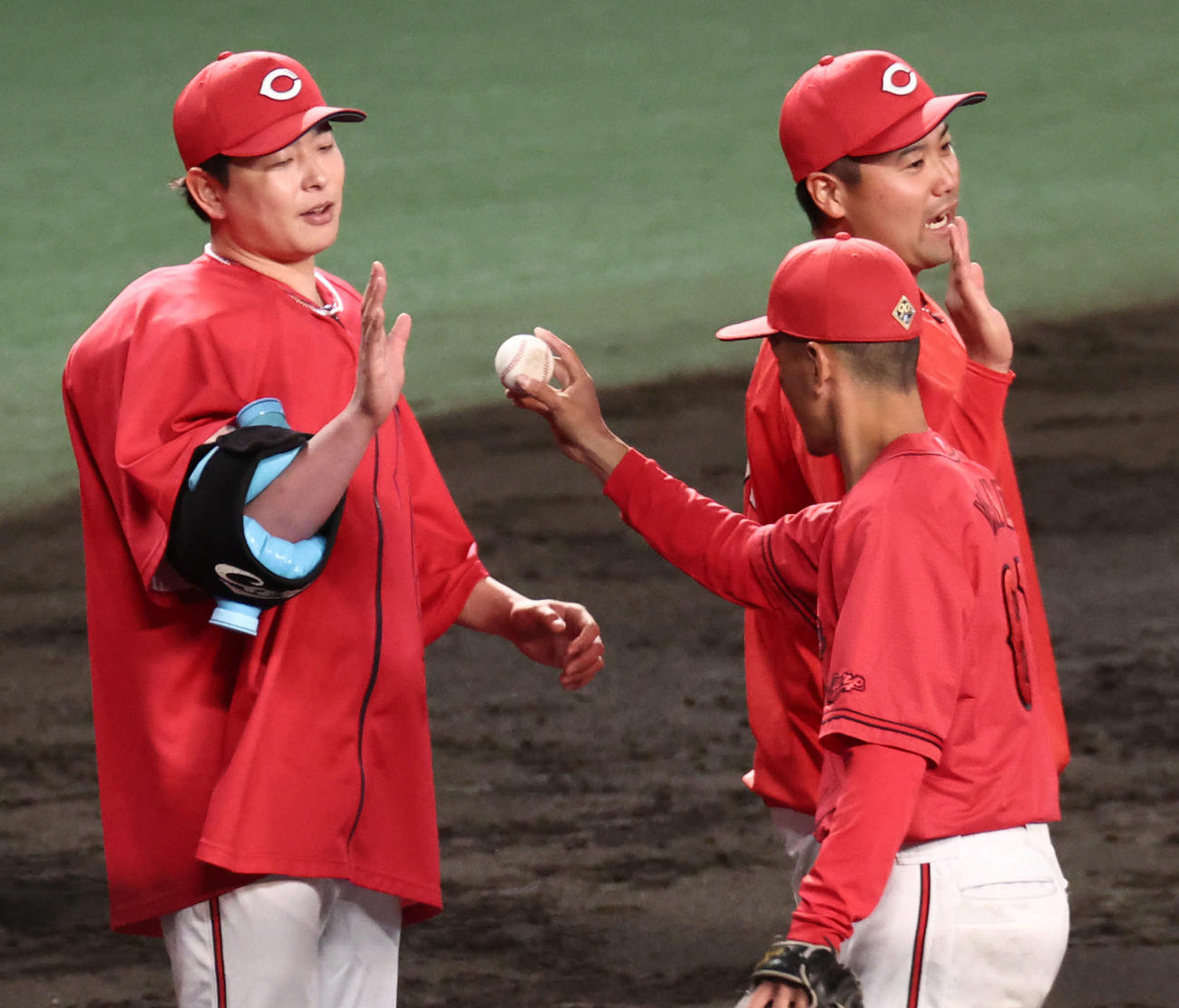 阪神対広島　今季初勝利の大瀬良（左）は矢野からウイニングボールを受け取る（撮影・西尾就之）