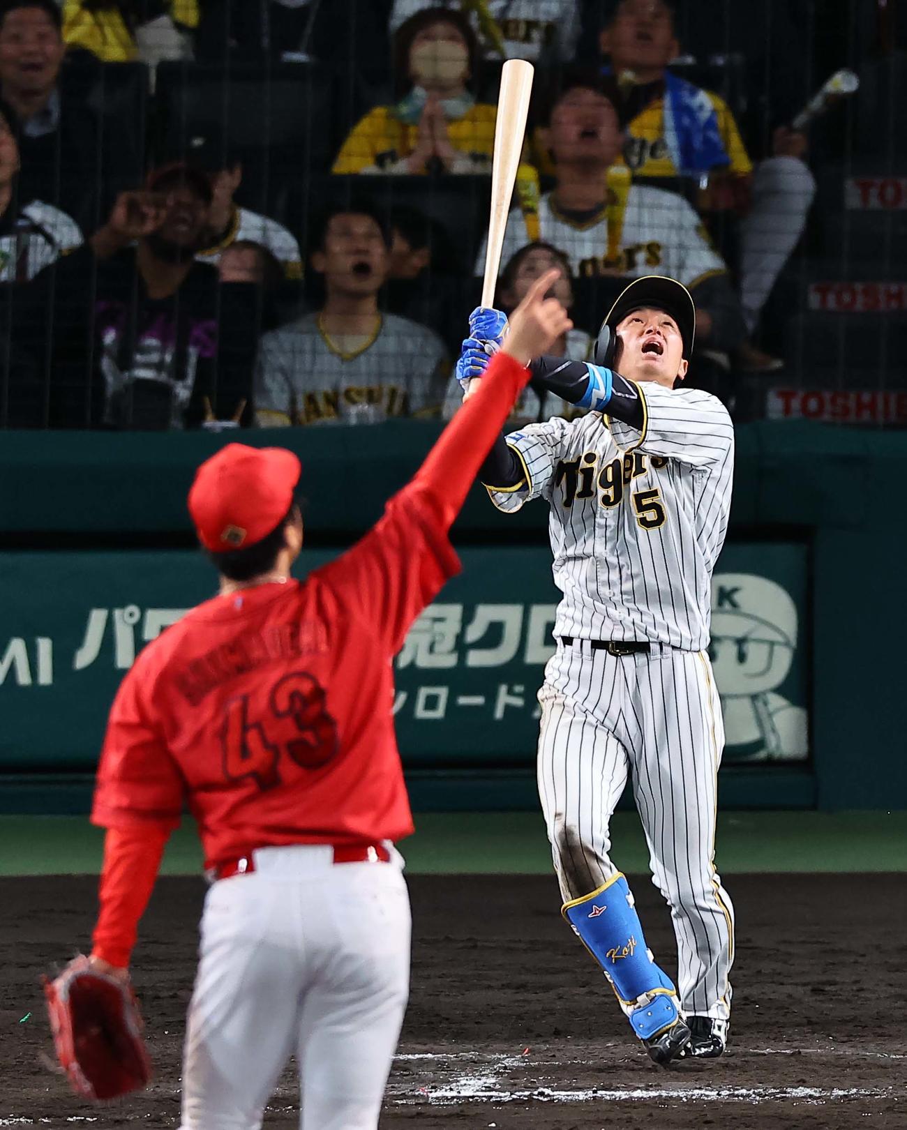阪神対広島　8回裏阪神無死一塁、近本は三飛に倒れる（撮影・上田博志）
